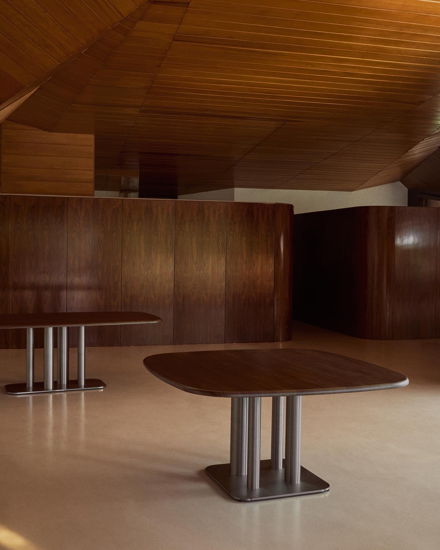 Tisch Melvar aus Nussbaumfurnier und Beine mit gebürsteter Edelstahlbasis 121 x 121 cm in Dunkelbraun präsentiert im Onlineshop von KAQTU Design AG. Esstisch ist von Kave Home