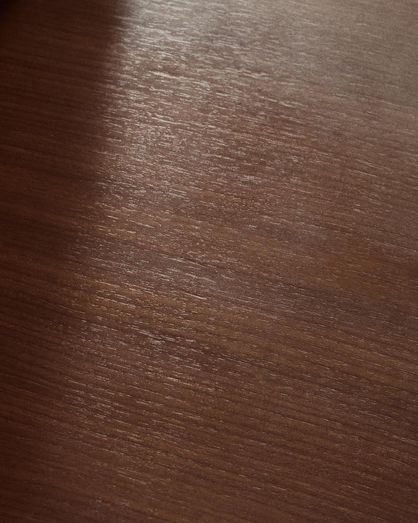 Tisch Melvar aus Nussbaumfurnier und Beine mit gebürsteter Edelstahlbasis 121 x 121 cm in Dunkelbraun präsentiert im Onlineshop von KAQTU Design AG. Esstisch ist von Kave Home