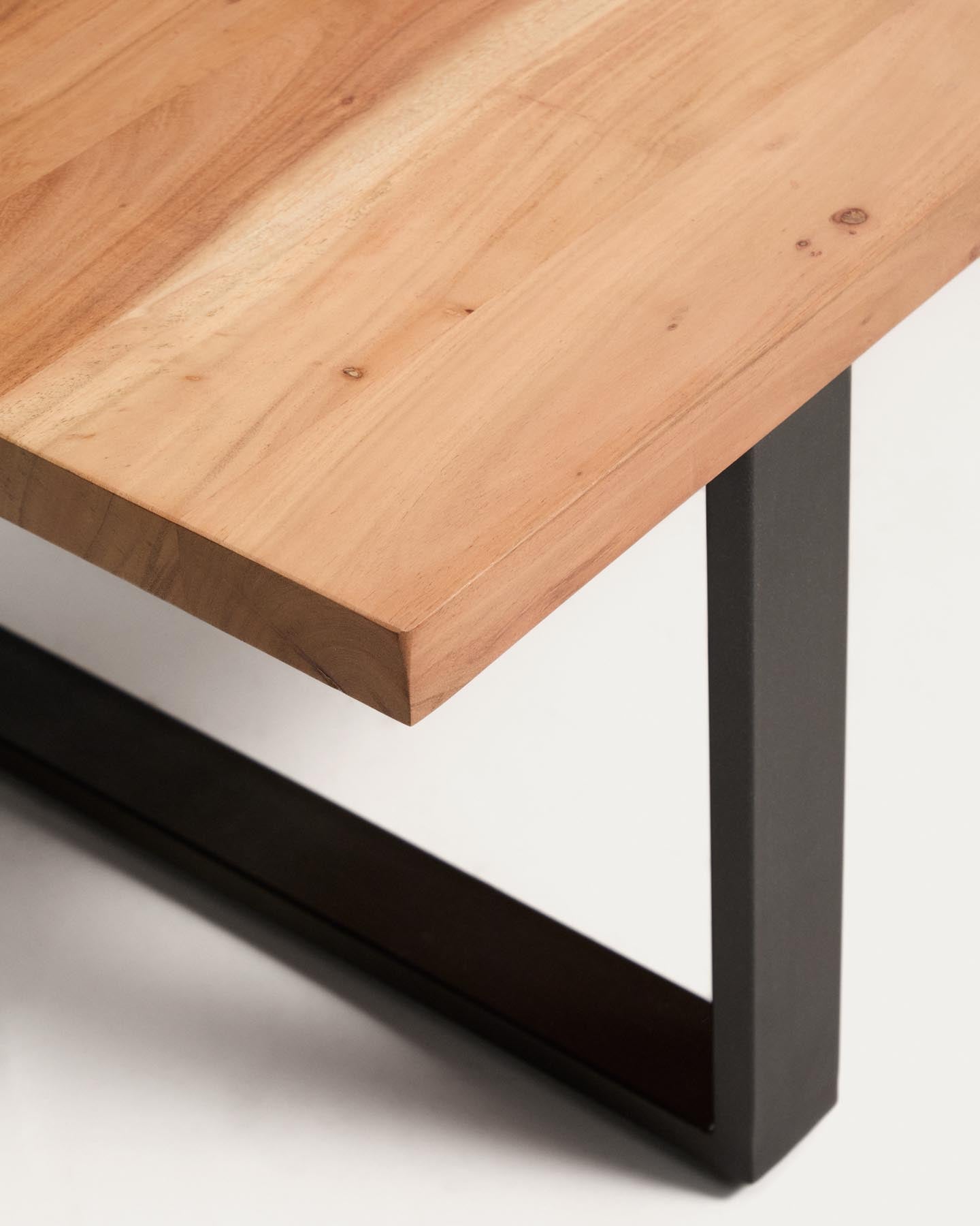 Couchtisch Uxue aus massivem Akazienholz mit Beinen aus schwarzem Stahl 130 x 64 cm in Natur präsentiert im Onlineshop von KAQTU Design AG. Couchtisch ist von Kave Home