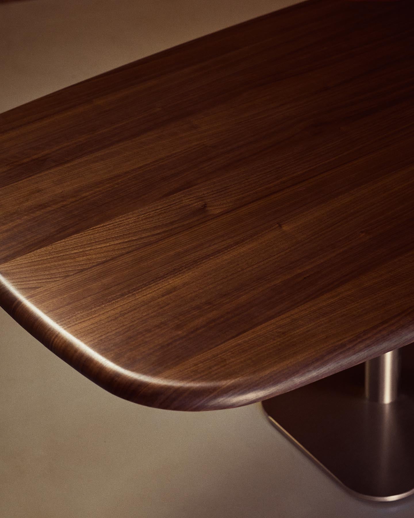 Tisch Melvar aus Nussbaumfurnier und Beine mit gebürsteter Edelstahlbasis 180 x 100 cm in Dunkelbraun präsentiert im Onlineshop von KAQTU Design AG. Esstisch ist von Kave Home