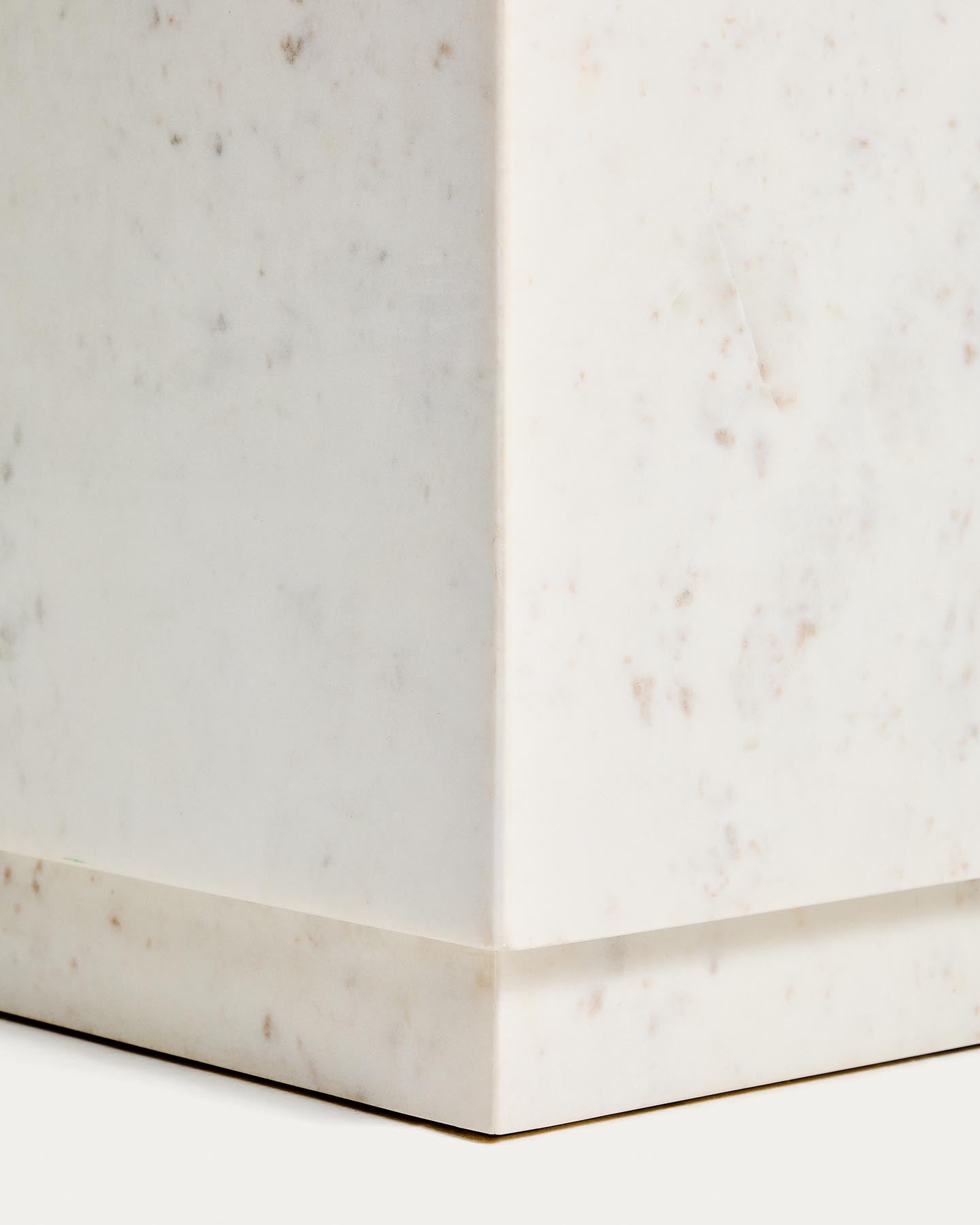 Beistelltisch Sorein aus weißem Marmor, 40 x 40 cm in Weiß präsentiert im Onlineshop von KAQTU Design AG. Beistelltisch ist von Kave Home