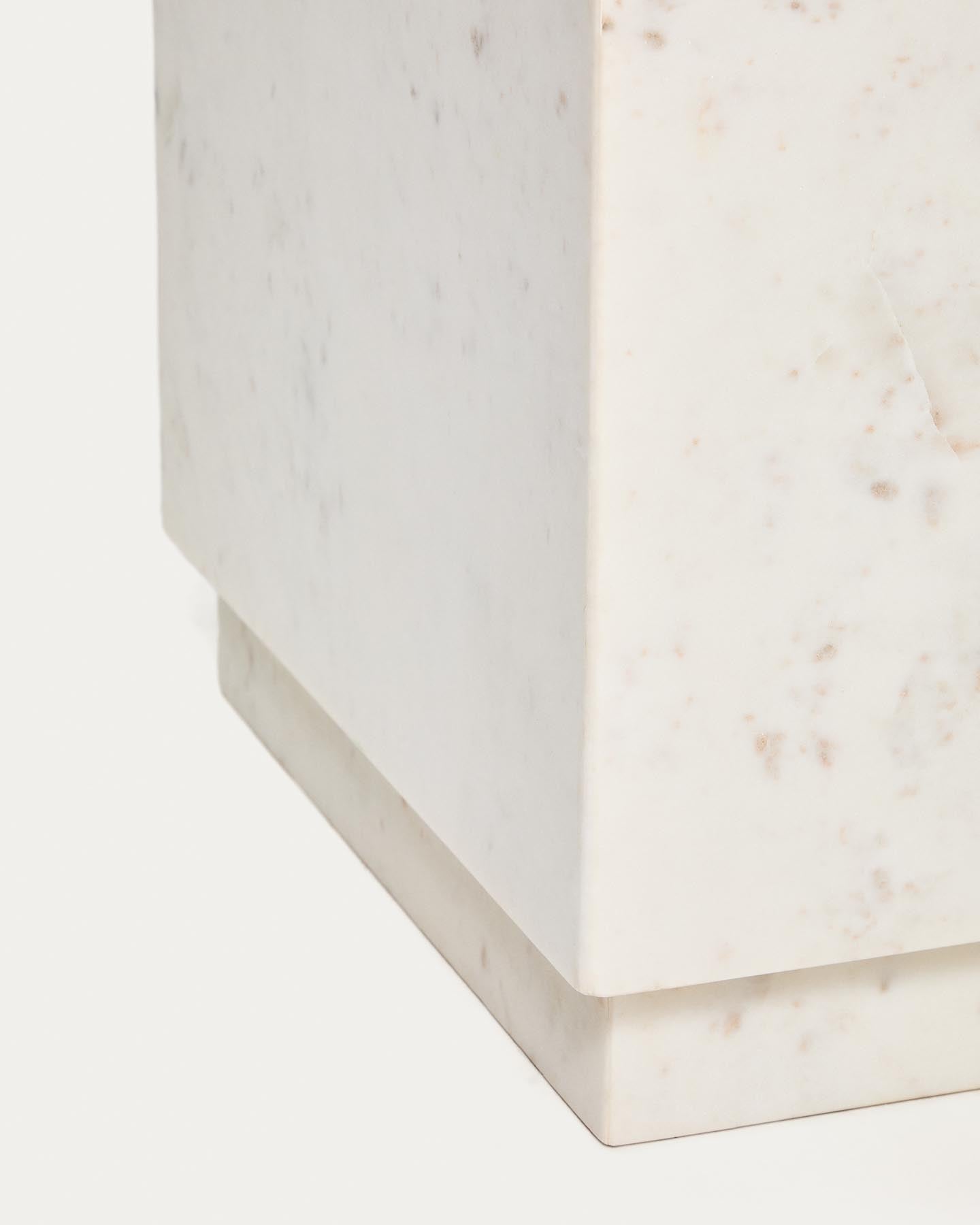 Beistelltisch Sorein aus weißem Marmor, 40 x 40 cm in Weiß präsentiert im Onlineshop von KAQTU Design AG. Beistelltisch ist von Kave Home