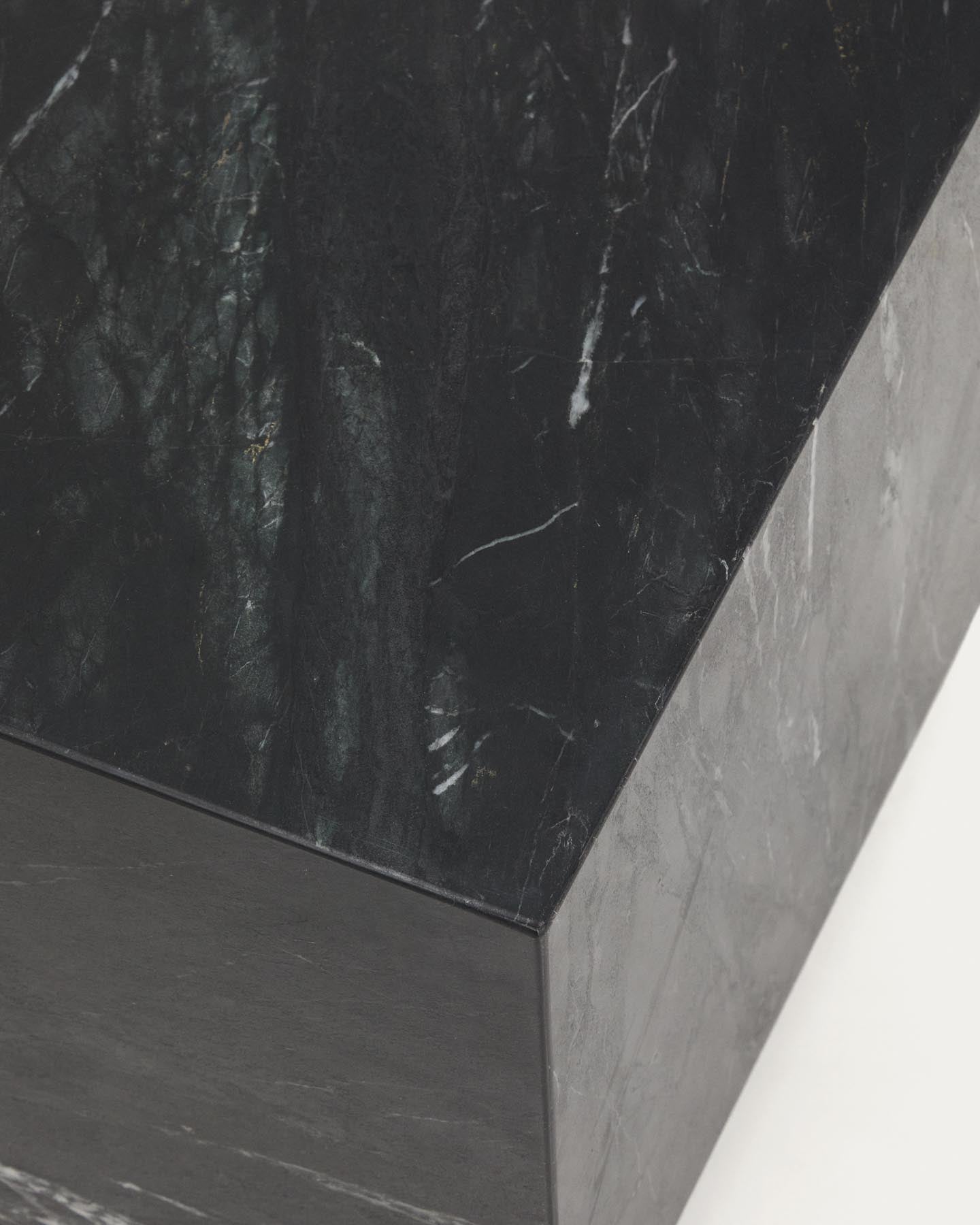 Beistelltisch Sorein aus schwarzem Marmor, 40 x 40 cm in Schwarz präsentiert im Onlineshop von KAQTU Design AG. Beistelltisch ist von Kave Home