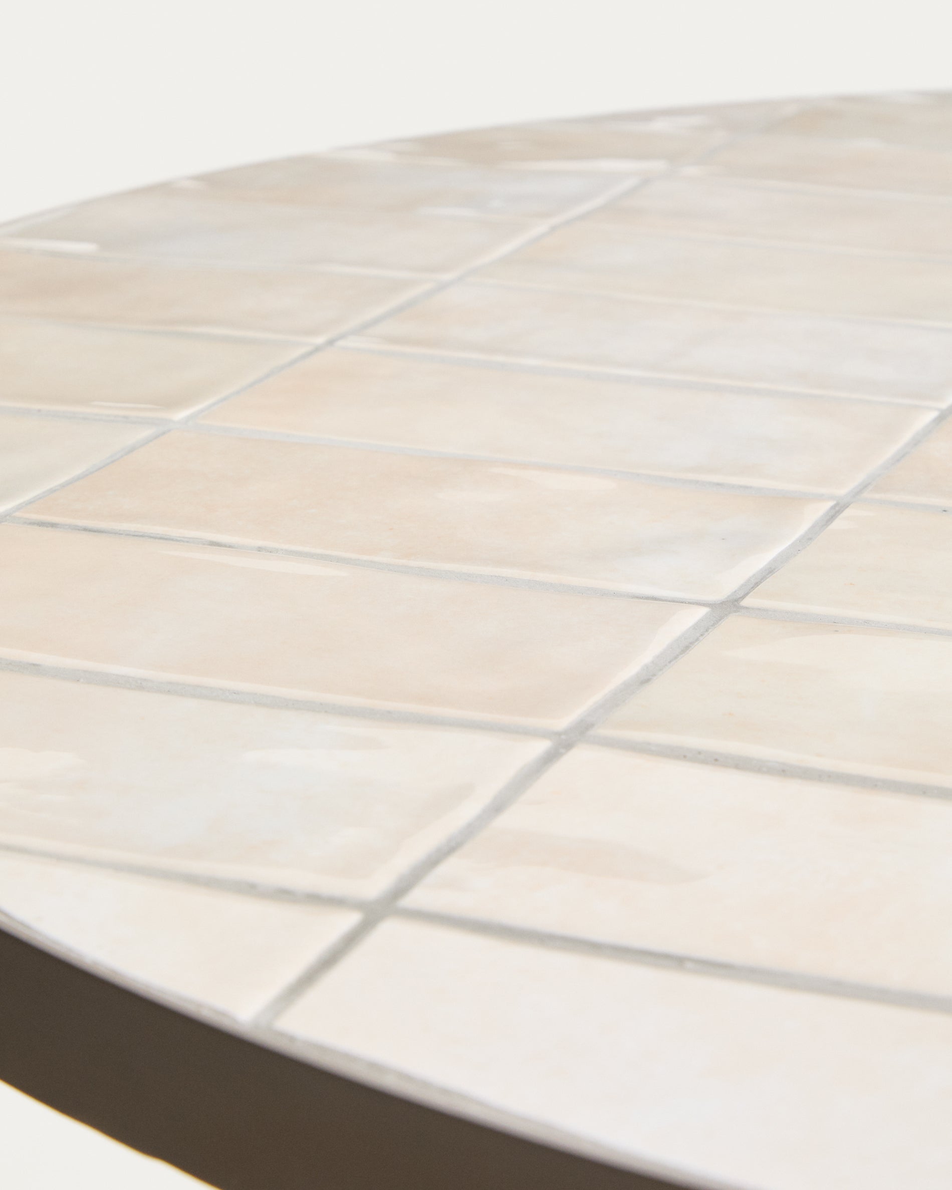 Runder Tisch Tella mit verzinktem Stahl und beigen Fliesen, Ø 90 cm in Ecru präsentiert im Onlineshop von KAQTU Design AG. Gartentisch ist von Kave Home