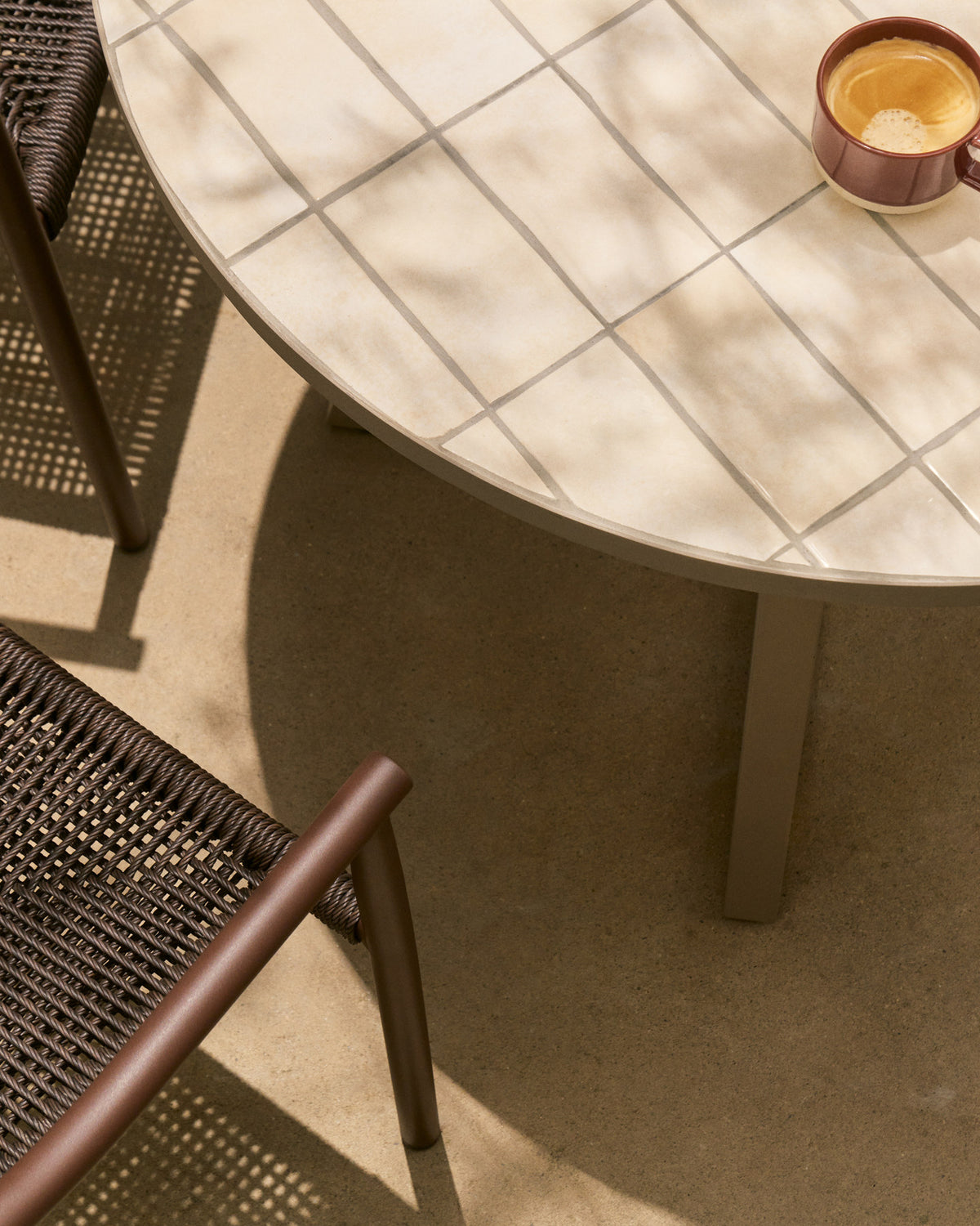 Runder Tisch Tella mit verzinktem Stahl und beigen Fliesen, Ø 90 cm in Ecru, Beige, Weiss präsentiert im Onlineshop von KAQTU Design AG. Gartentisch ist von Kave Home