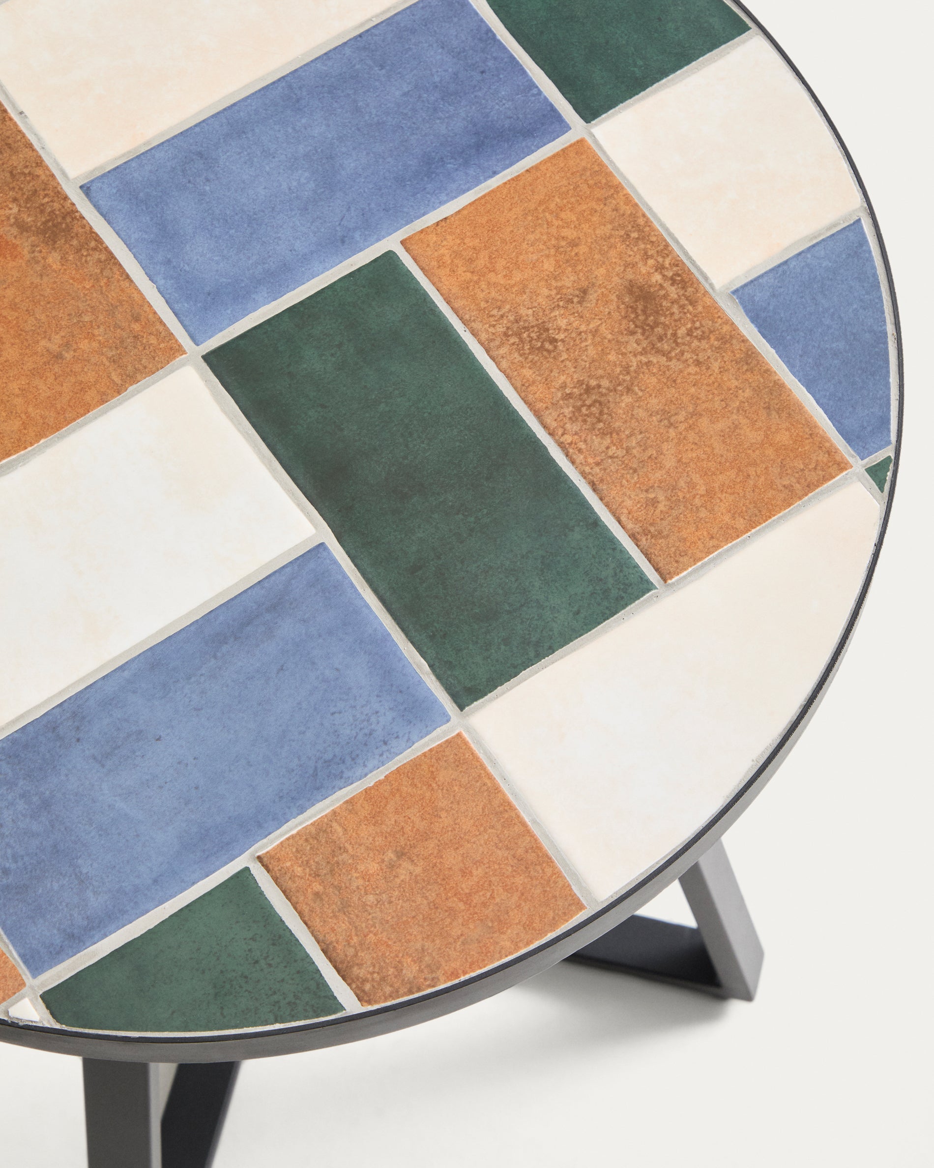 Eleganter runder Beistelltisch Tella aus grafitfarbenem verzinktem Stahl, geschmückt mit farbenfrohen Fliesen, perfekt für Garten und Terrasse.