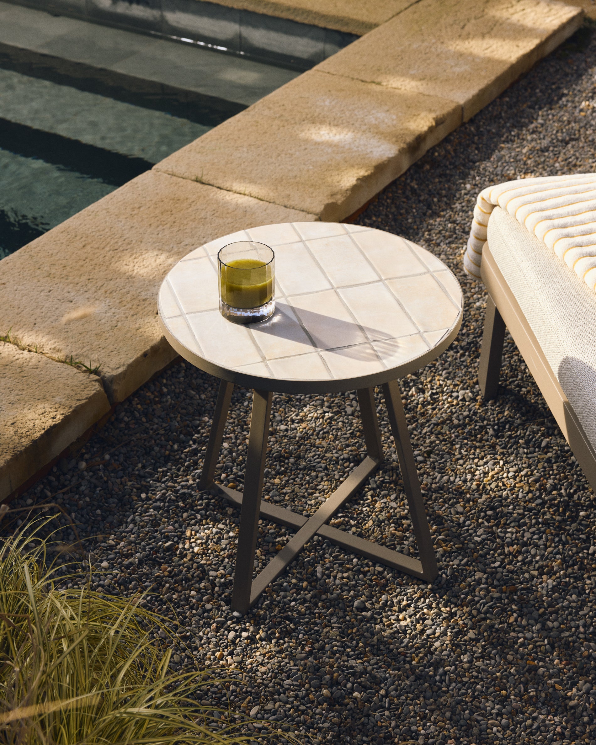 Runder Beistelltisch Tella aus verzinktem Stahl mit beigen Fliesen Ø45 cm in Ecru präsentiert im Onlineshop von KAQTU Design AG. Beistelltisch Outdoor ist von Kave Home