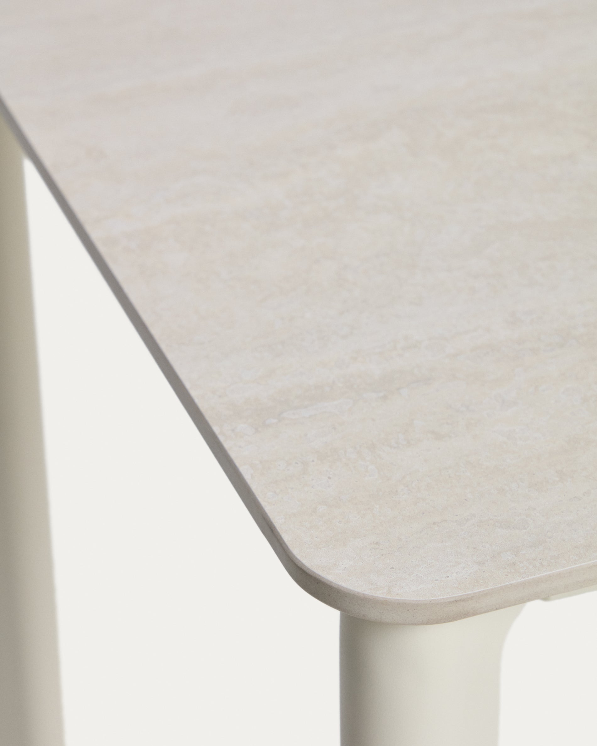 Tisch Anafi mit Tischplatte aus gesintertem Stein in Beige, 140 x 80 cm in Beige präsentiert im Onlineshop von KAQTU Design AG. Gartentisch ist von Kave Home