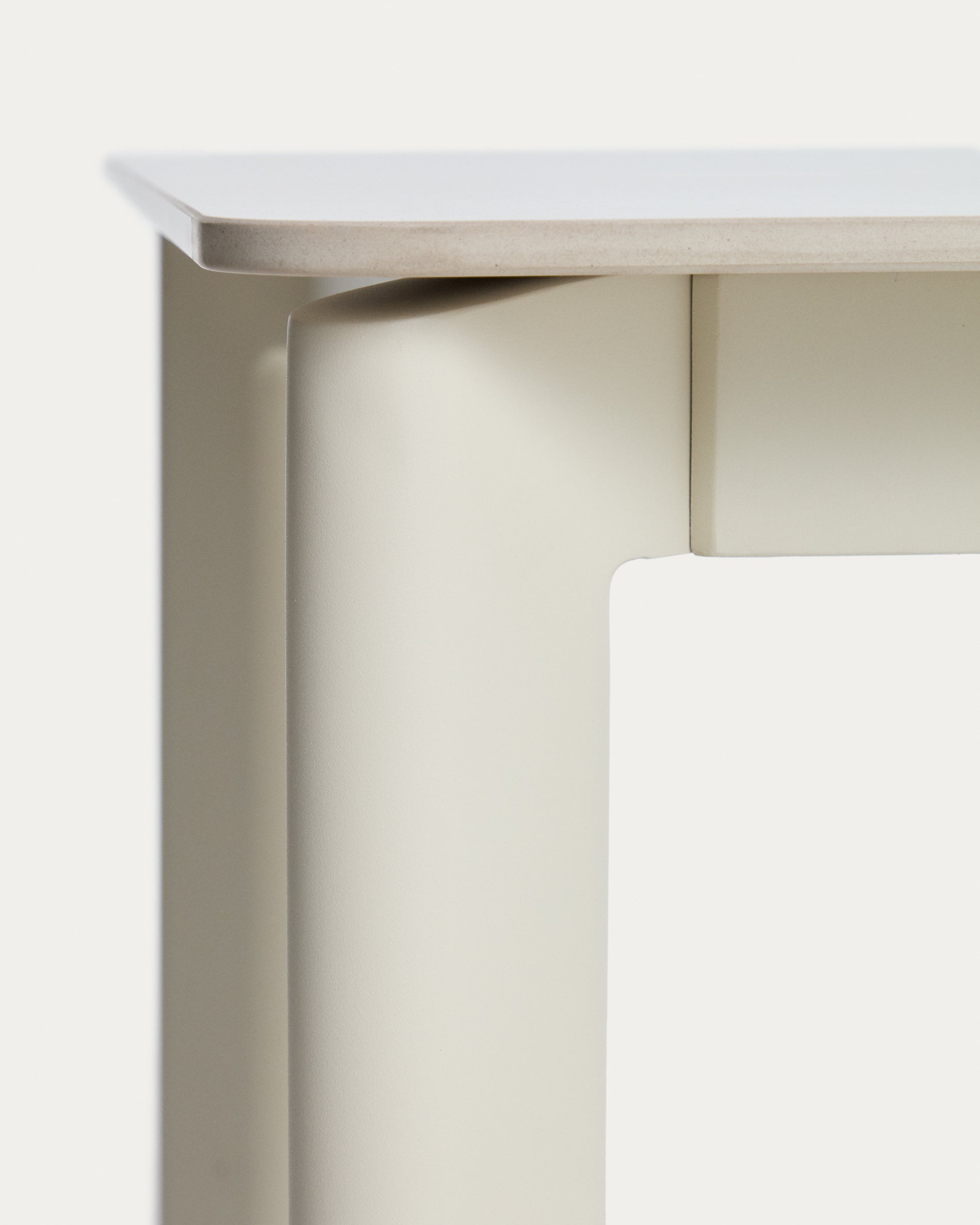 Tisch Anafi mit Tischplatte aus gesintertem Stein in Beige, 140 x 80 cm in Beige präsentiert im Onlineshop von KAQTU Design AG. Gartentisch ist von Kave Home