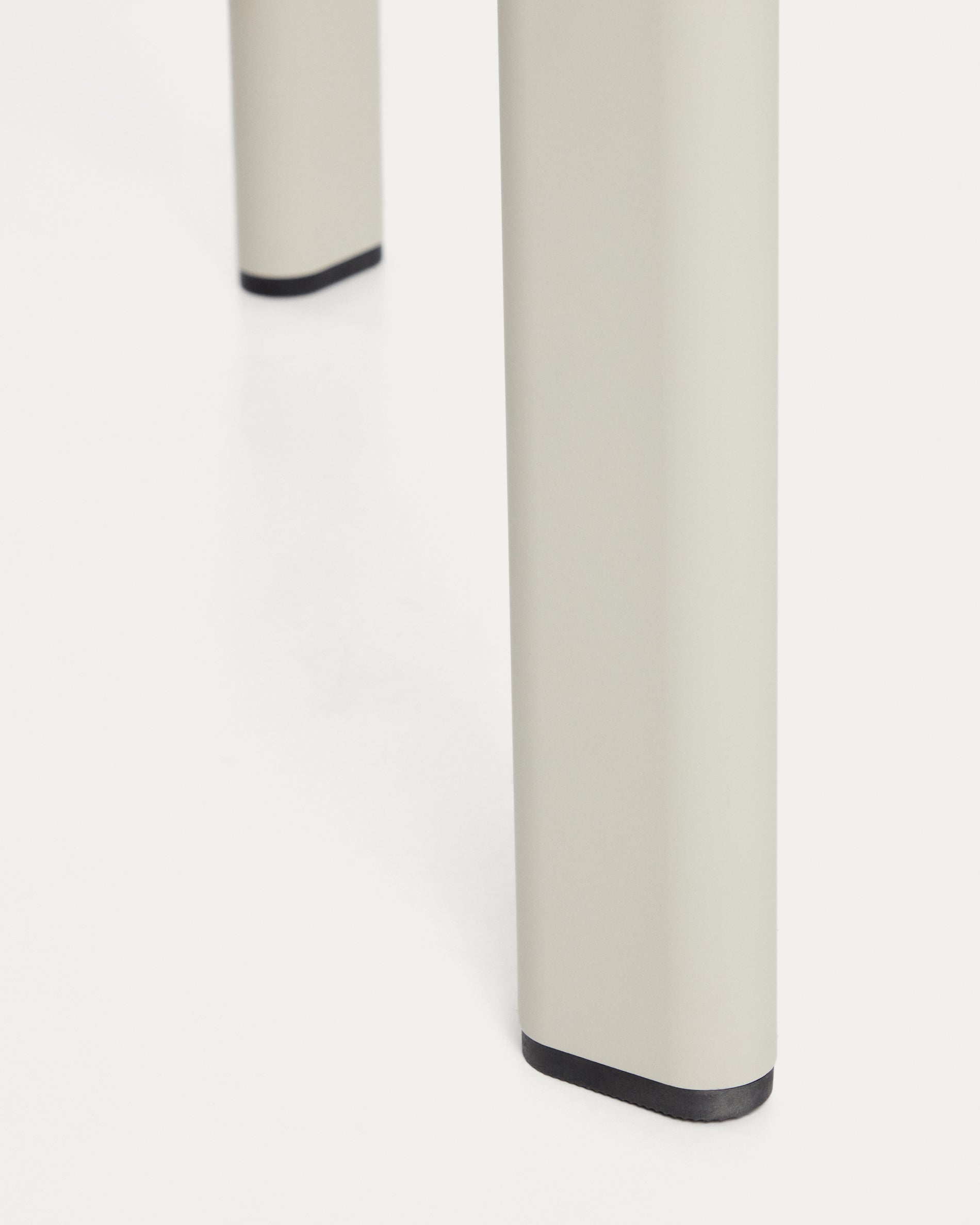 Tisch Anafi mit Tischplatte aus gesintertem Stein in Beige, 140 x 80 cm in Beige präsentiert im Onlineshop von KAQTU Design AG. Gartentisch ist von Kave Home