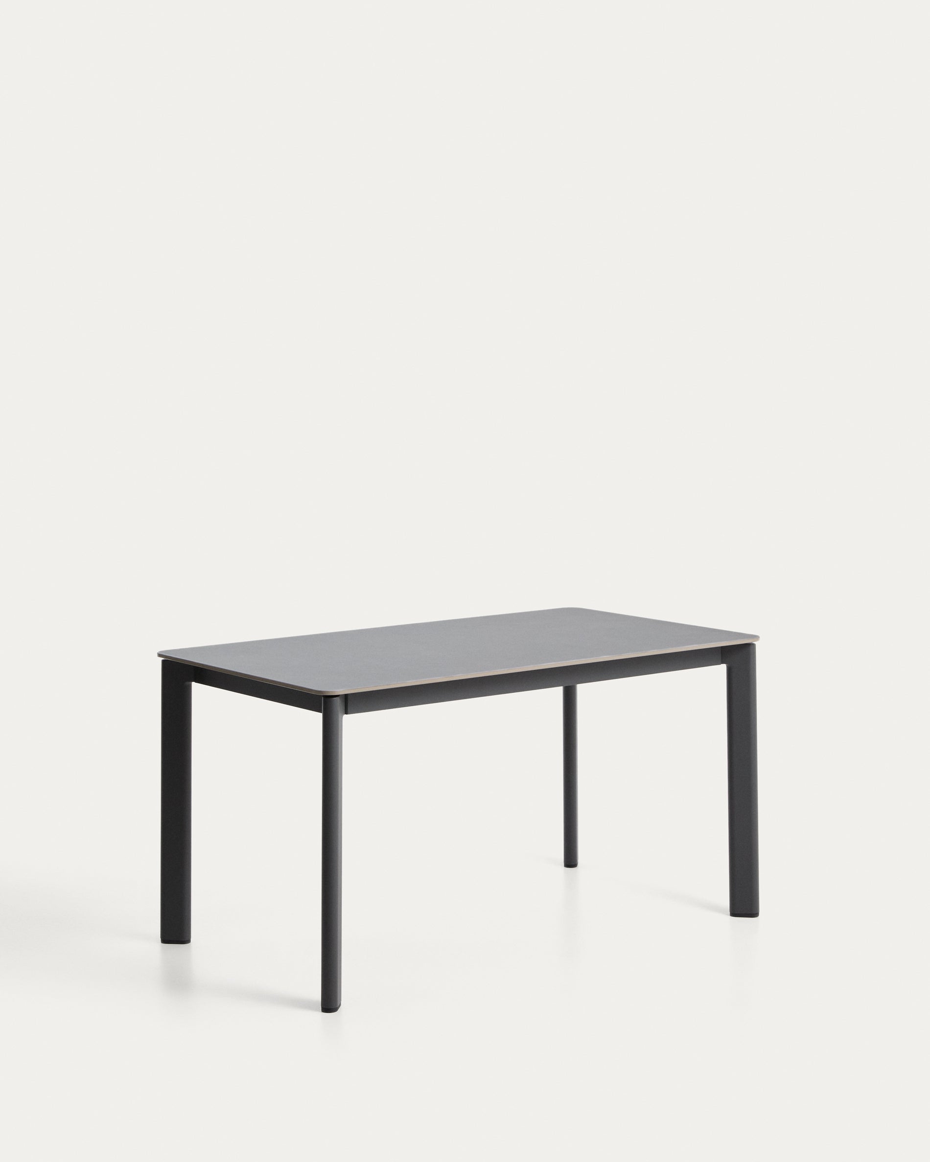 Tisch Anafi mit Tischplatte aus gesintertem Stein in Graphit, 140 x 80 cm in Grau präsentiert im Onlineshop von KAQTU Design AG. Gartentisch ist von Kave Home