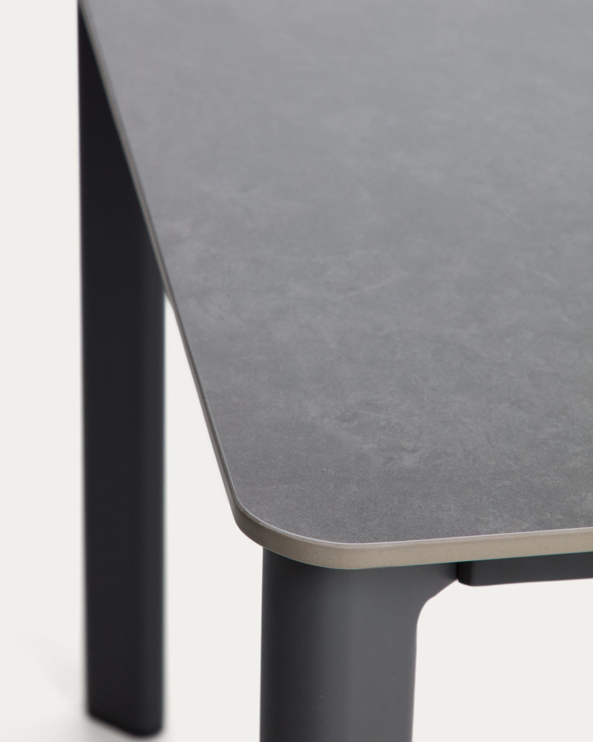 Tisch Anafi mit Tischplatte aus gesintertem Stein in Graphit, 220 x 100 cm in Grau präsentiert im Onlineshop von KAQTU Design AG. Gartentisch ist von Kave Home