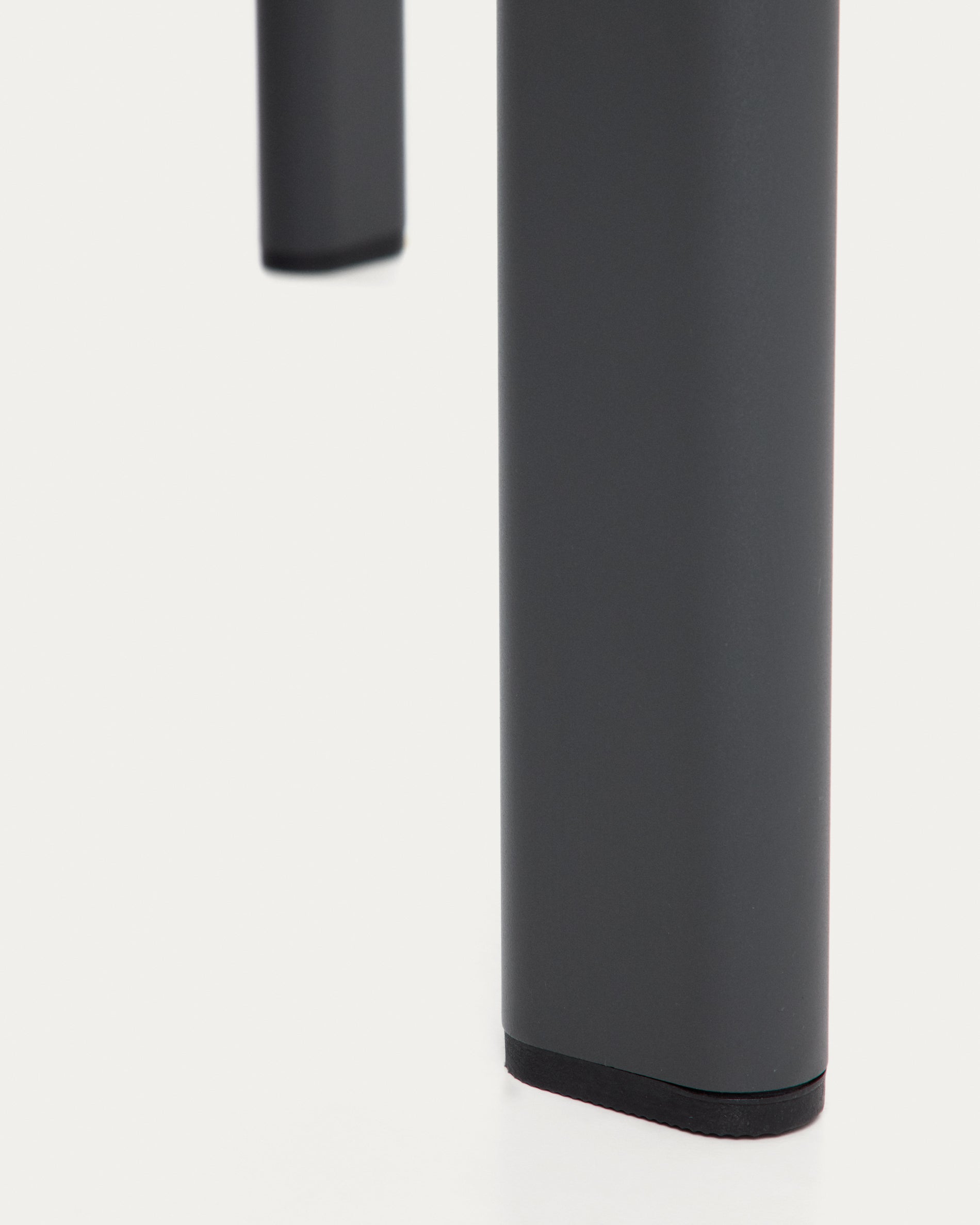 Tisch Anafi mit Tischplatte aus gesintertem Stein in Graphit, 220 x 100 cm in Grau präsentiert im Onlineshop von KAQTU Design AG. Gartentisch ist von Kave Home