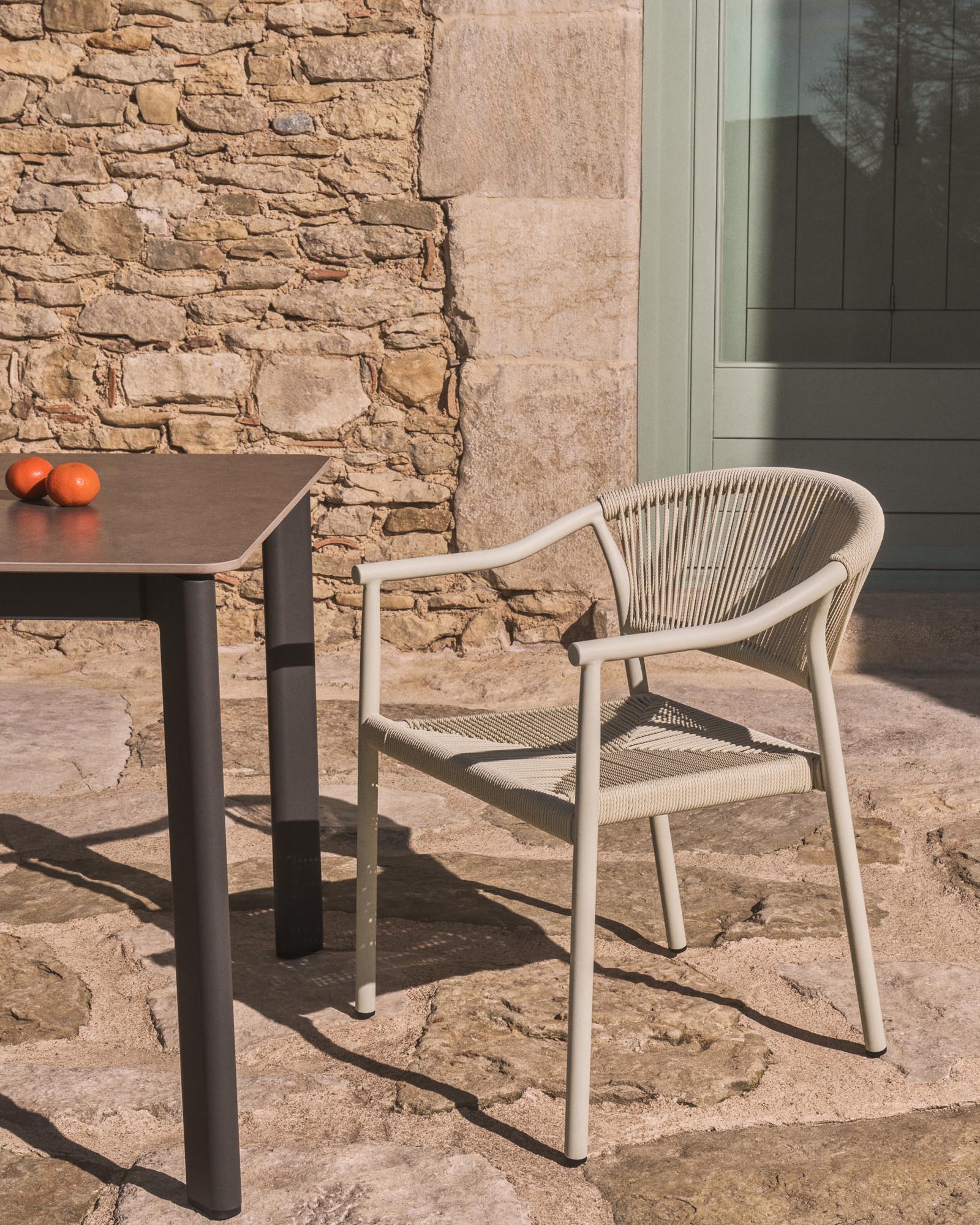Eleganter Gartentisch Anafi in Graphit, gefertigt aus robustem gesintertem Stein und Aluminium, ideal für stilvolle Außenbereiche.