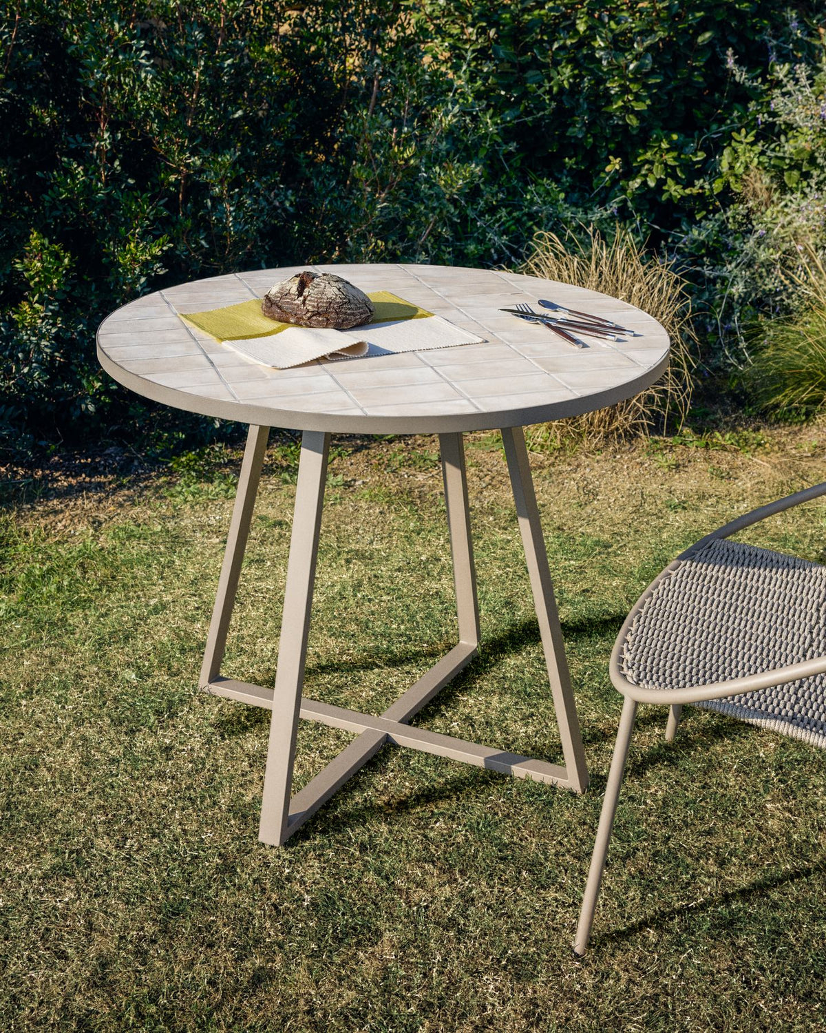 Runder Tisch Tella mit verzinktem Stahl und beigen Fliesen, Ø 120 cm in Beige, Ecru, Taupe, Weiss präsentiert im Onlineshop von KAQTU Design AG. Gartentisch ist von Kave Home