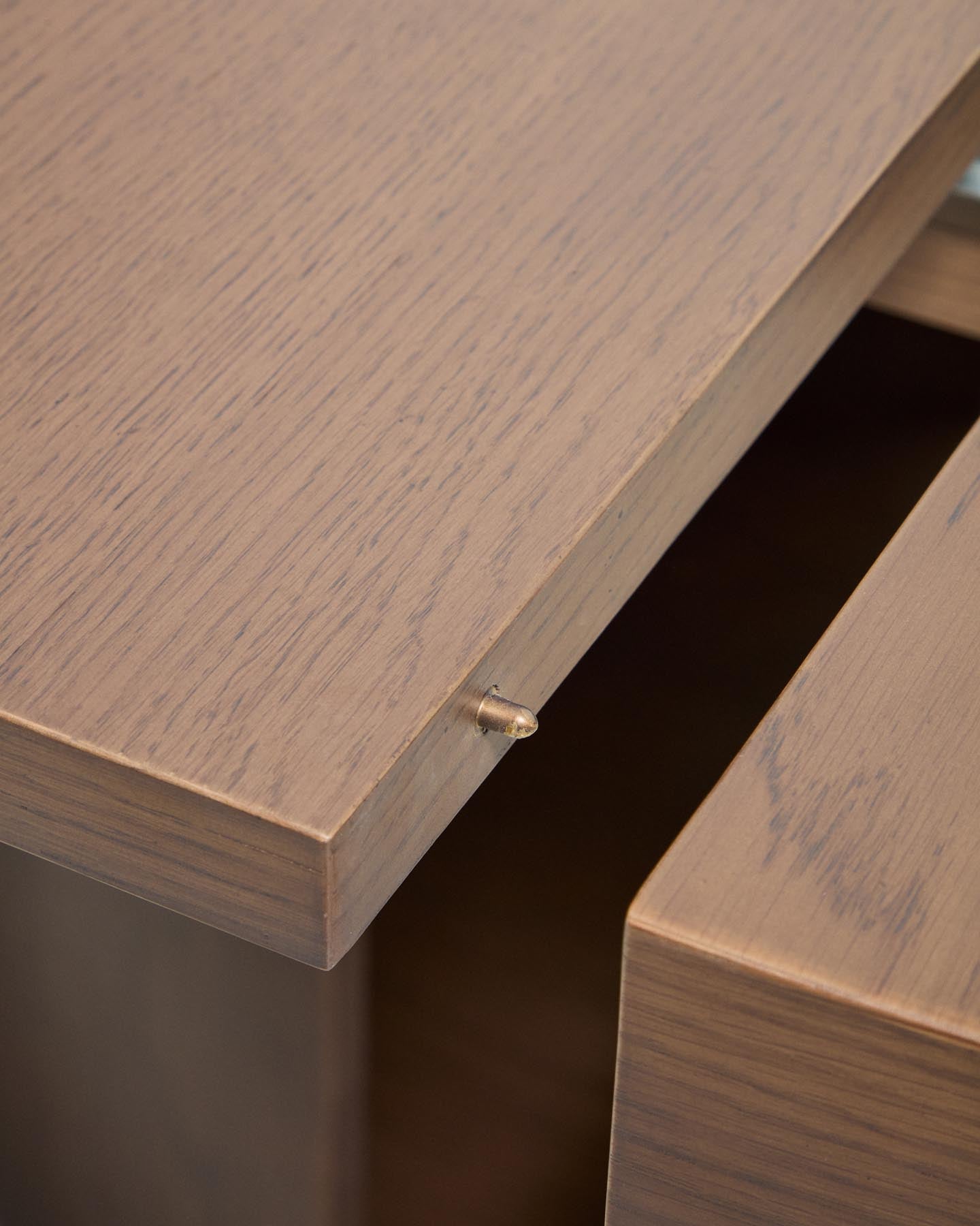 Artis ausziehbarer runder Tisch aus Massivholz und Eichenfurnier mit Walnuss-Finish, FSC 100%, 150 (200) x 80 cm in Dunkelbraun präsentiert im Onlineshop von KAQTU Design AG. Esstisch ist von Kave Home