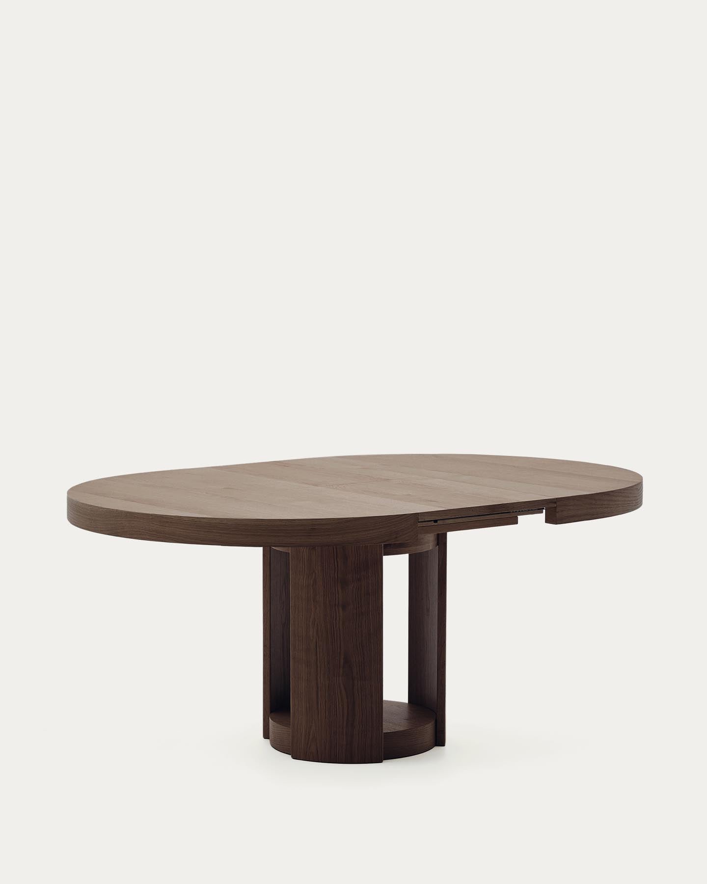 Artis ausziehbarer runder Tisch aus Massivholz und Eichenfurnier mit Walnuss-Finish, FSC 100%, 150 (200) x 80 cm in Dunkelbraun präsentiert im Onlineshop von KAQTU Design AG. Esstisch ist von Kave Home