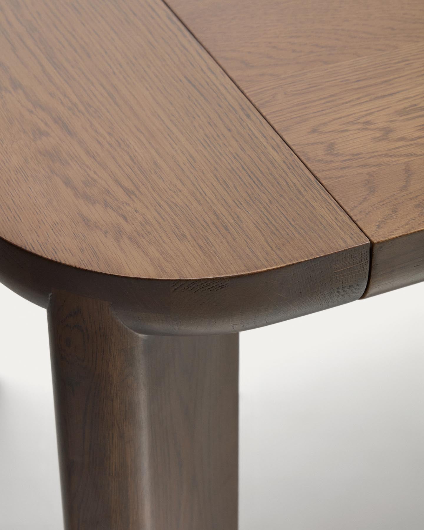 Ausziehtisch Jondal aus massivem Eichenholz und Eichenfurnier mit Nussbaumfinish, FSC 100 %, 200 (286) x 100 cm in Dunkelbraun präsentiert im Onlineshop von KAQTU Design AG. Esstisch ist von Kave Home
