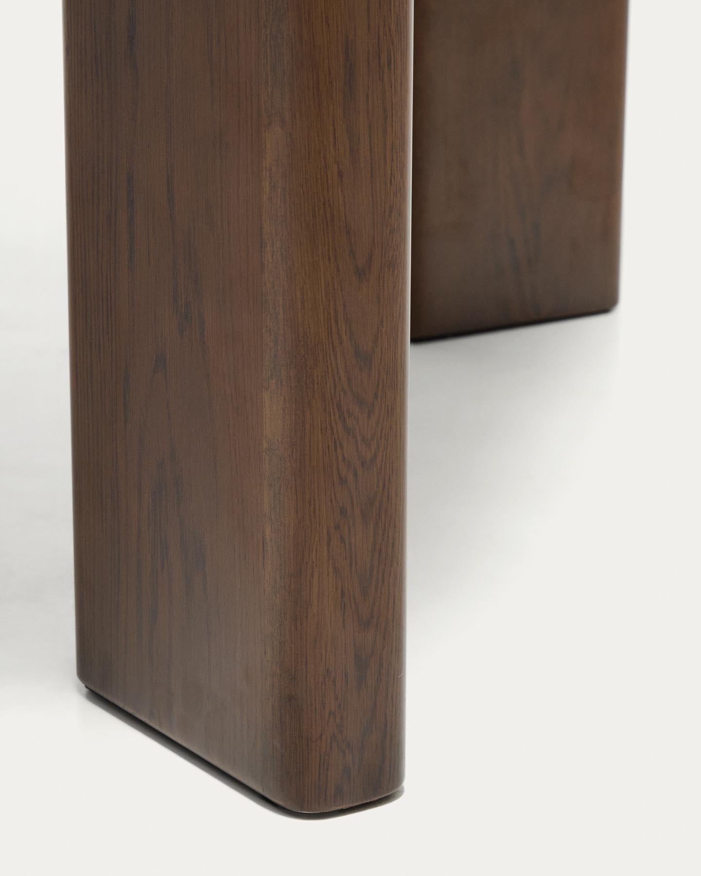 Ausziehtisch Jondal aus massivem Eichenholz und Eichenfurnier mit Nussbaumfinish, FSC 100 %, 200 (286) x 100 cm in Dunkelbraun präsentiert im Onlineshop von KAQTU Design AG. Esstisch ist von Kave Home