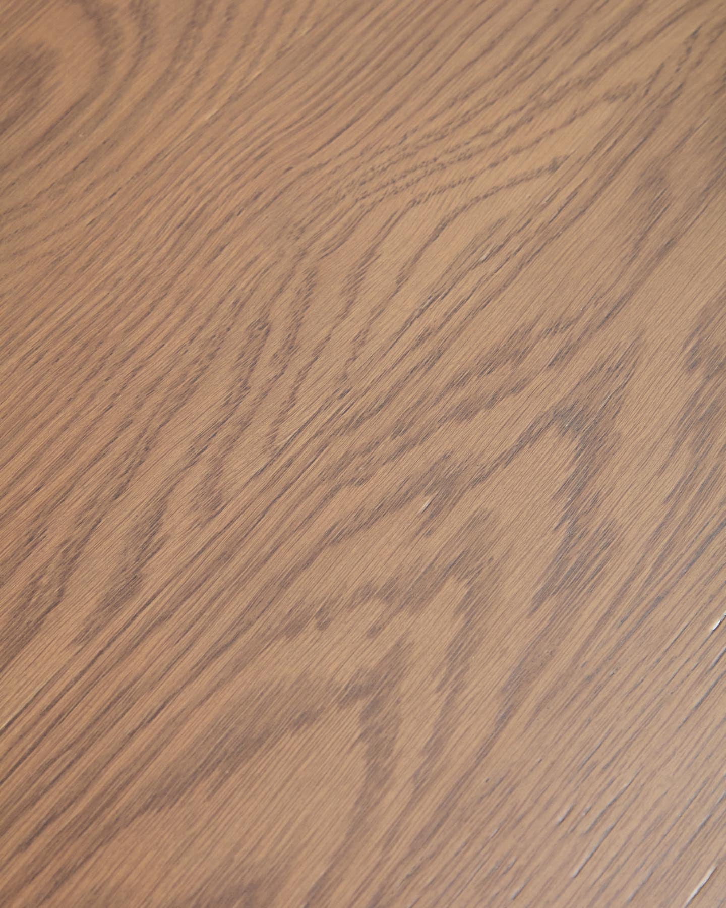 Ausziehtisch Jondal aus massivem Eichenholz und Eichenfurnier mit Nussbaumfinish, FSC 100 %, 240 (320) x 100 cm in Dunkelbraun präsentiert im Onlineshop von KAQTU Design AG. Esstisch ist von Kave Home