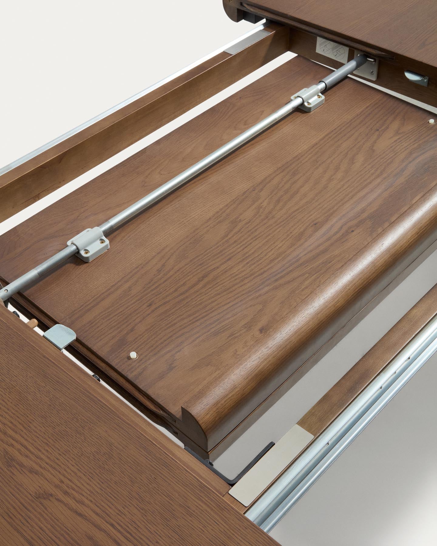 Ausziehtisch Jondal aus massivem Eichenholz und Eichenfurnier mit Nussbaumfinish, FSC 100 %, 240 (320) x 100 cm in Dunkelbraun präsentiert im Onlineshop von KAQTU Design AG. Esstisch ist von Kave Home