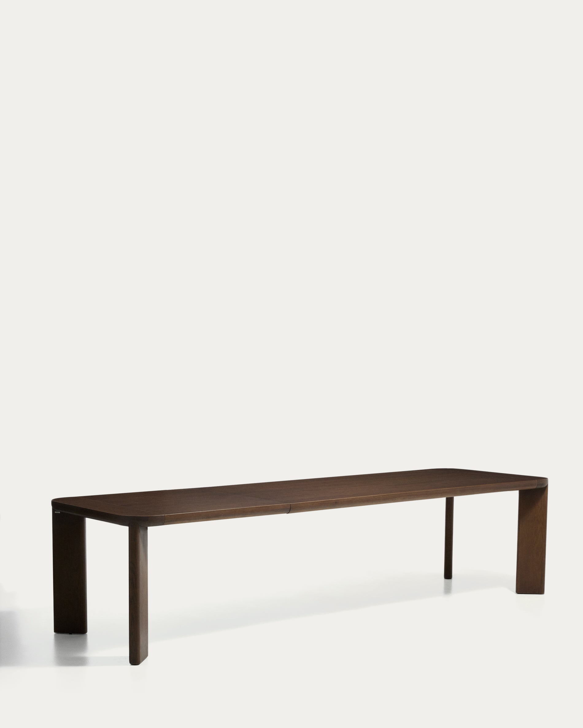 Ausziehtisch Jondal aus massivem Eichenholz und Eichenfurnier mit Nussbaumfinish, FSC 100 %, 240 (320) x 100 cm in Dunkelbraun präsentiert im Onlineshop von KAQTU Design AG. Esstisch ist von Kave Home