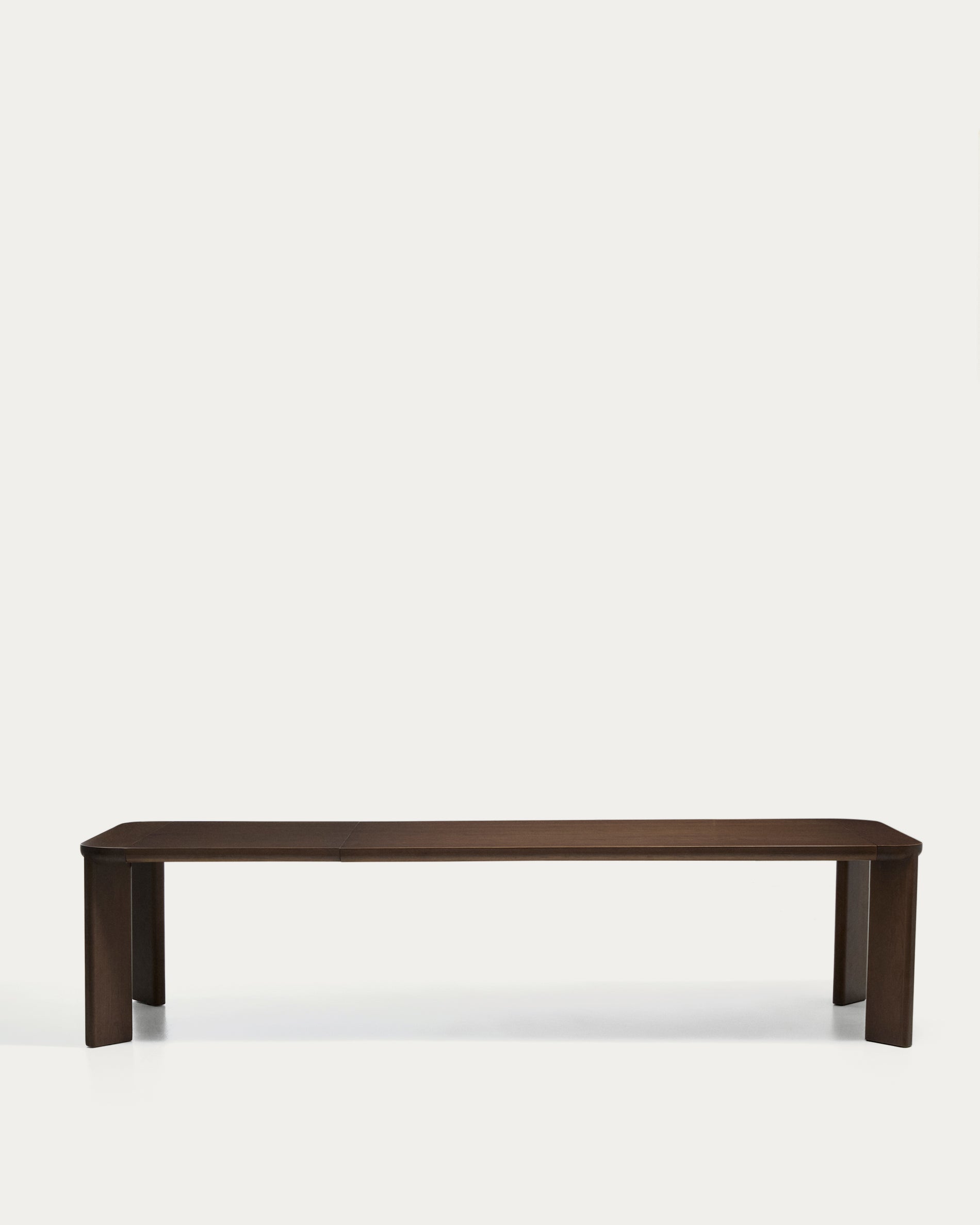 Ausziehtisch Jondal aus massivem Eichenholz und Eichenfurnier mit Nussbaumfinish, FSC 100 %, 240 (320) x 100 cm in Dunkelbraun präsentiert im Onlineshop von KAQTU Design AG. Esstisch ist von Kave Home