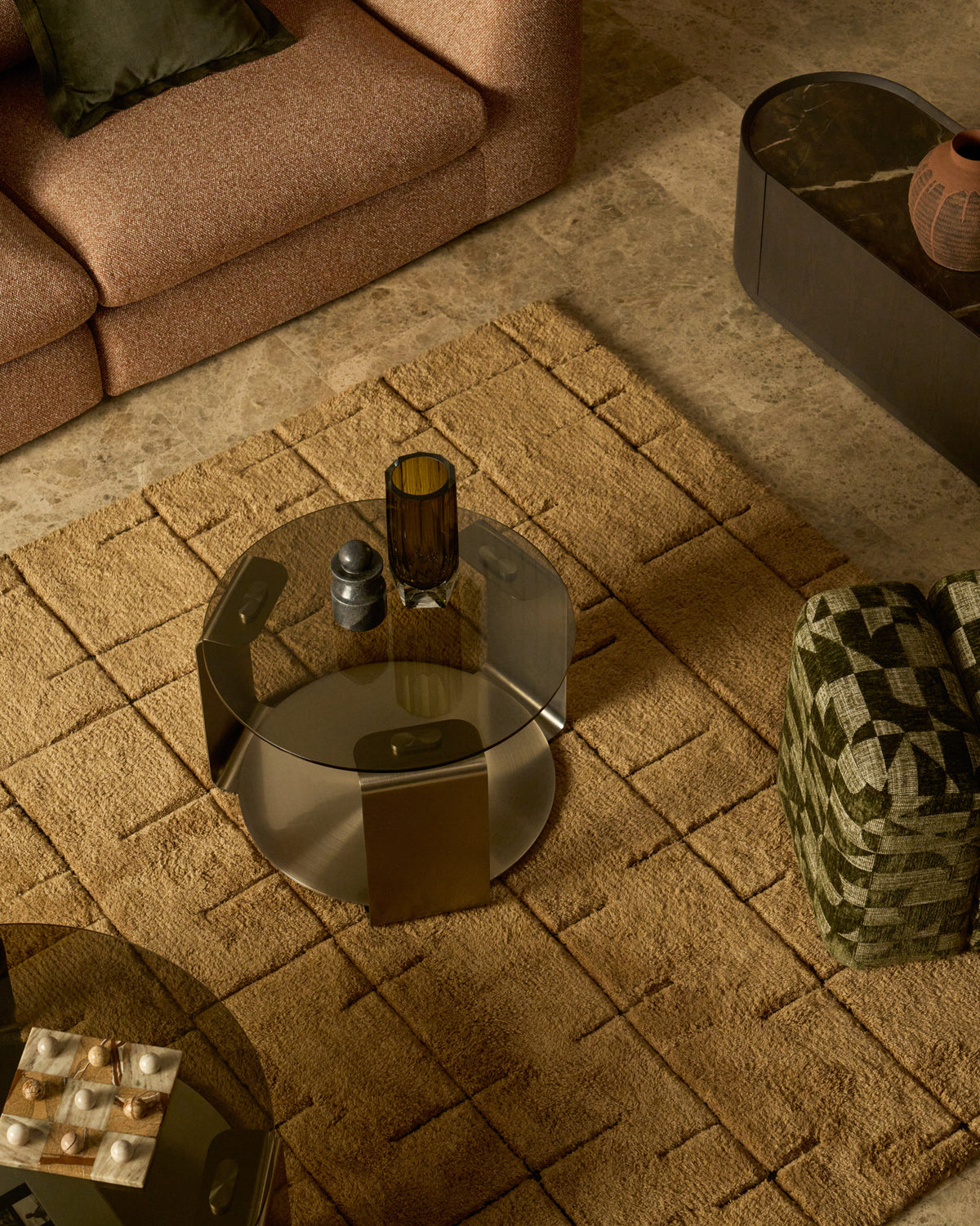 Couchtisch Dolven aus braunem Glas und gebürstetem Stahl, Ø 60 cm in Anthrazit präsentiert im Onlineshop von KAQTU Design AG. Couchtisch ist von Kave Home