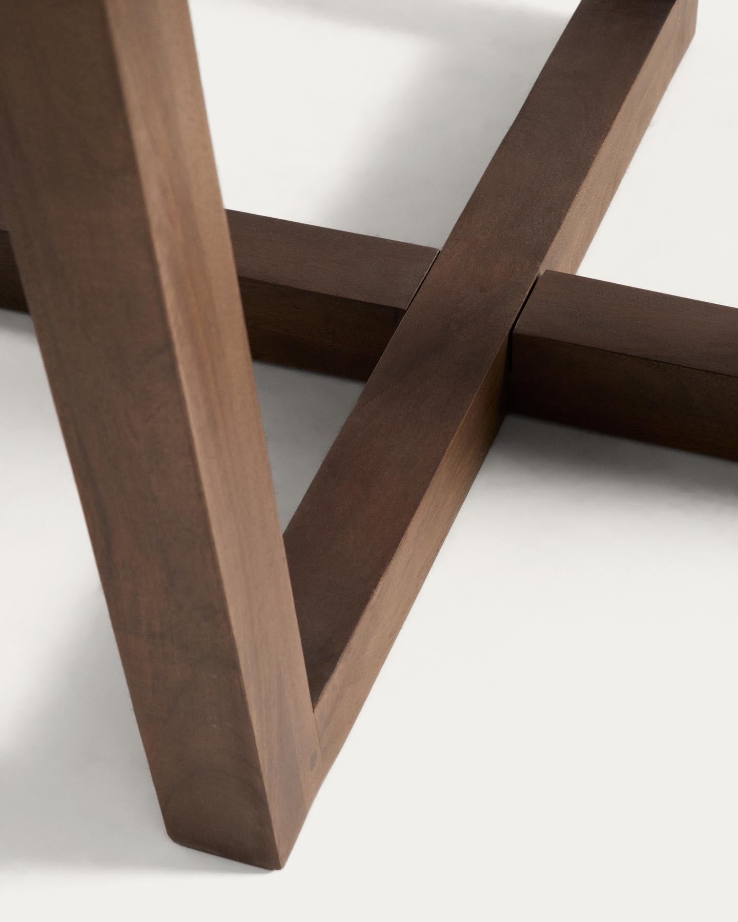 Runder Tisch Nahla aus massivem Mangoholz mit Nussbaumfinish, Ø 90 cm, FSC 100 % in Dunkelbraun präsentiert im Onlineshop von KAQTU Design AG. Esstisch ist von Kave Home