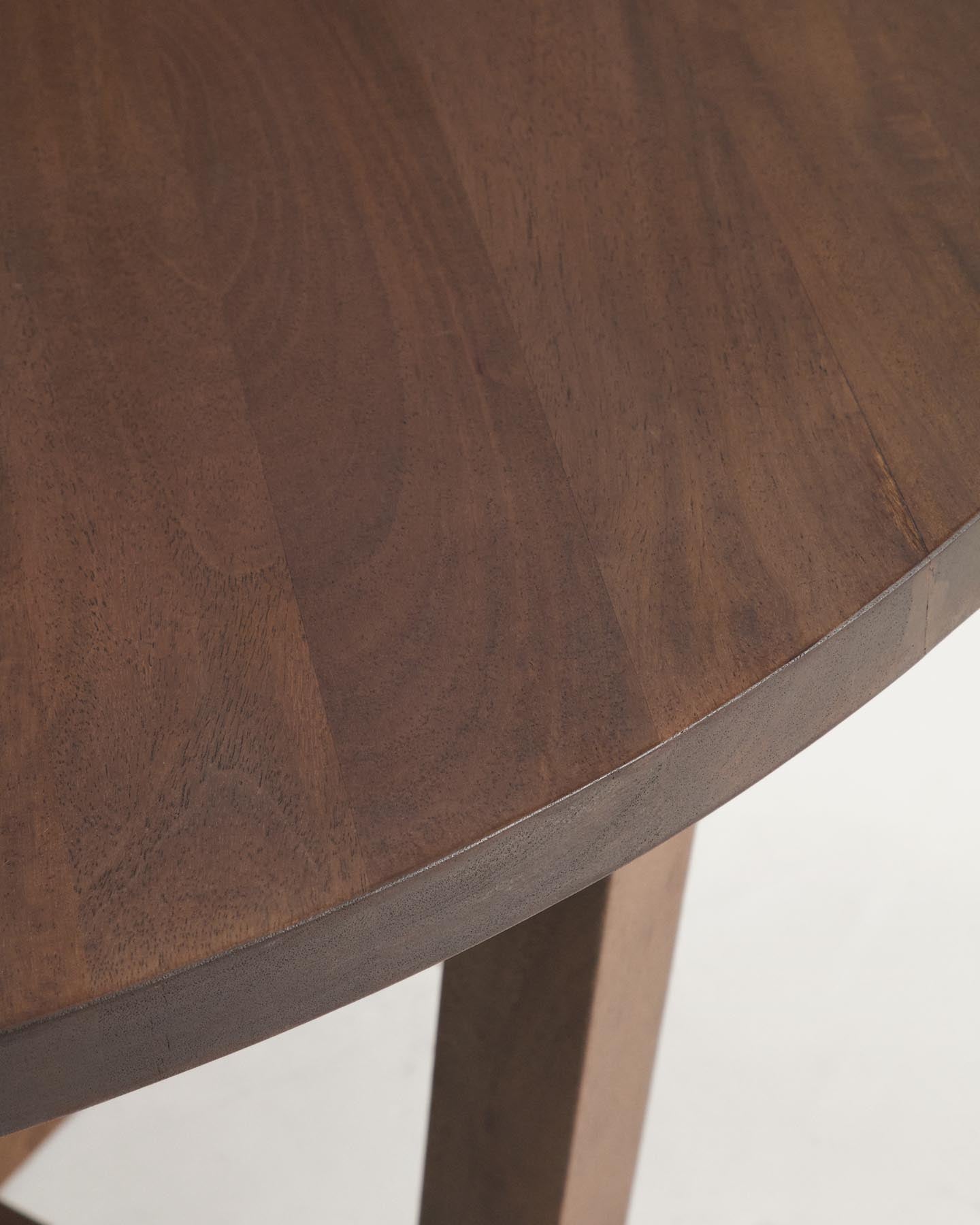 Runder Tisch Nahla aus massivem Mangoholz mit Nussbaumfinish, Ø 120 cm, FSC 100 % in Dunkelbraun präsentiert im Onlineshop von KAQTU Design AG. Esstisch ist von Kave Home