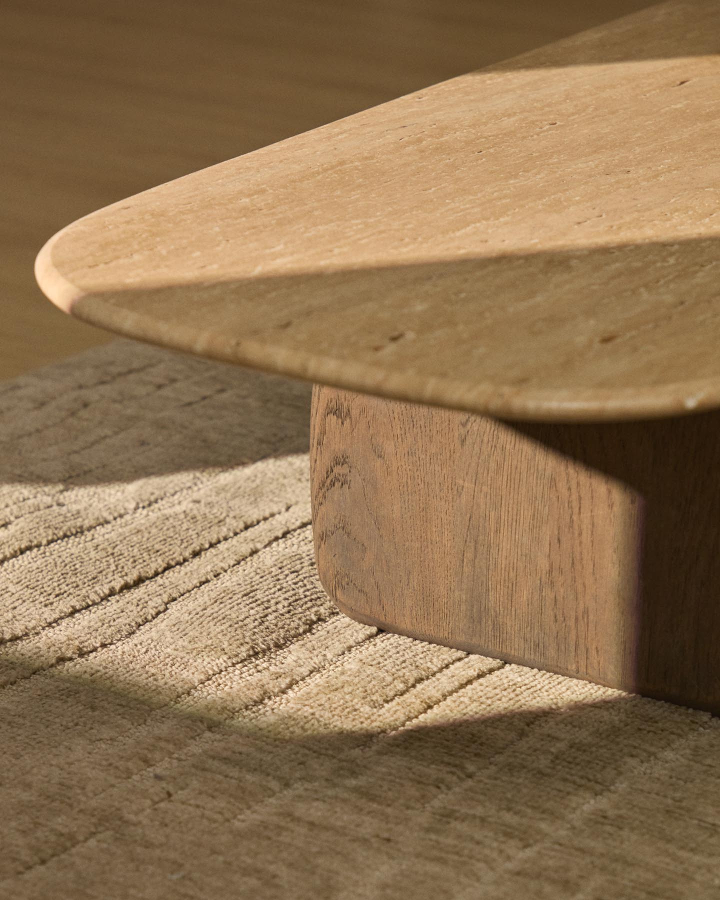 Couchtisch Pirita aus beigem Travertin mit Beinen aus massivem Eichenholz mit dunklem Finish, 147 x 65 cm, FSC 100 % in Beige präsentiert im Onlineshop von KAQTU Design AG. Couchtisch ist von Kave Home