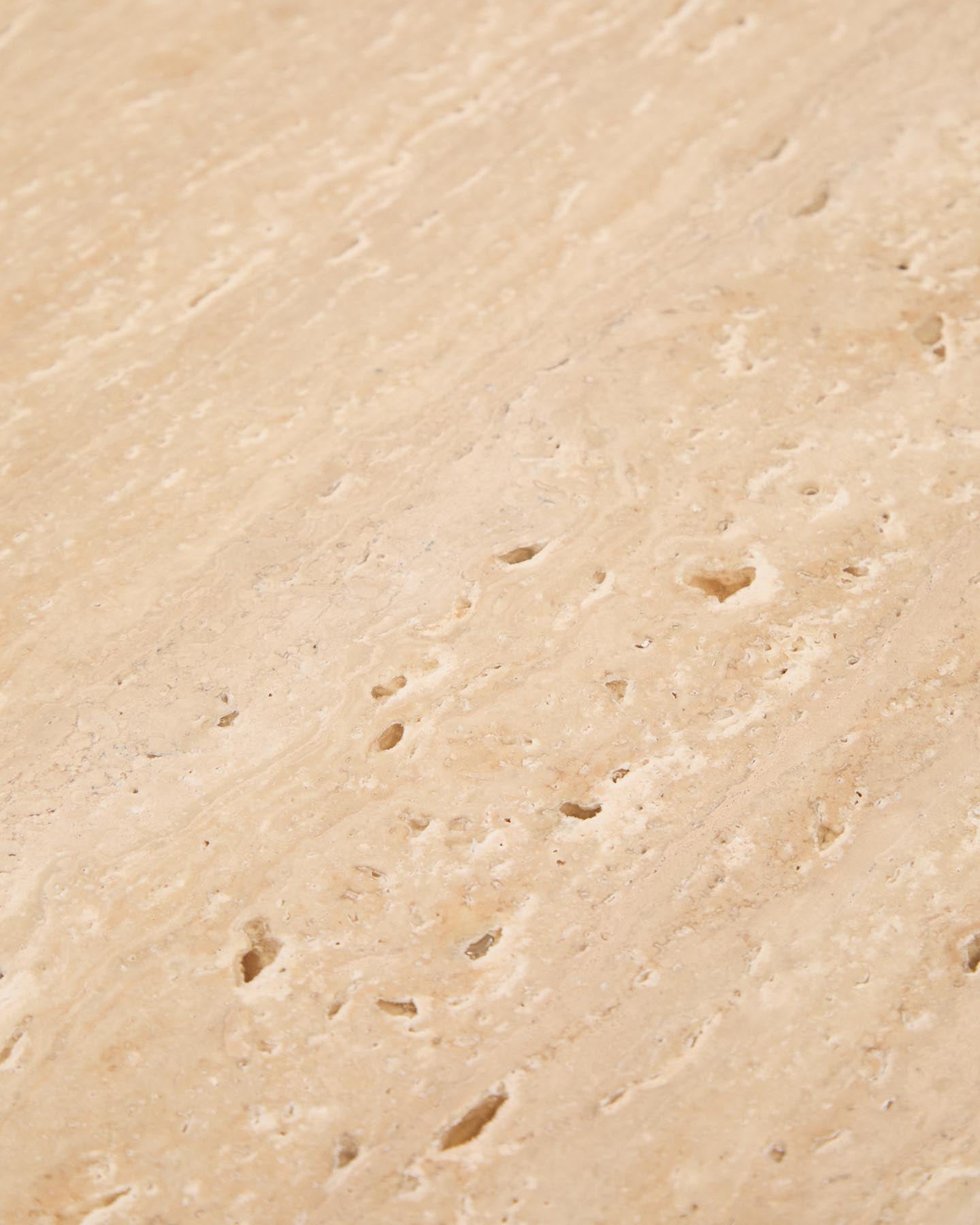 Couchtisch Pirita aus beigem Travertin mit Beinen aus massivem Eichenholz mit naturfarbenem Finish, 147 x 65 cm, FSC 100 % in Beige präsentiert im Onlineshop von KAQTU Design AG. Couchtisch ist von Kave Home