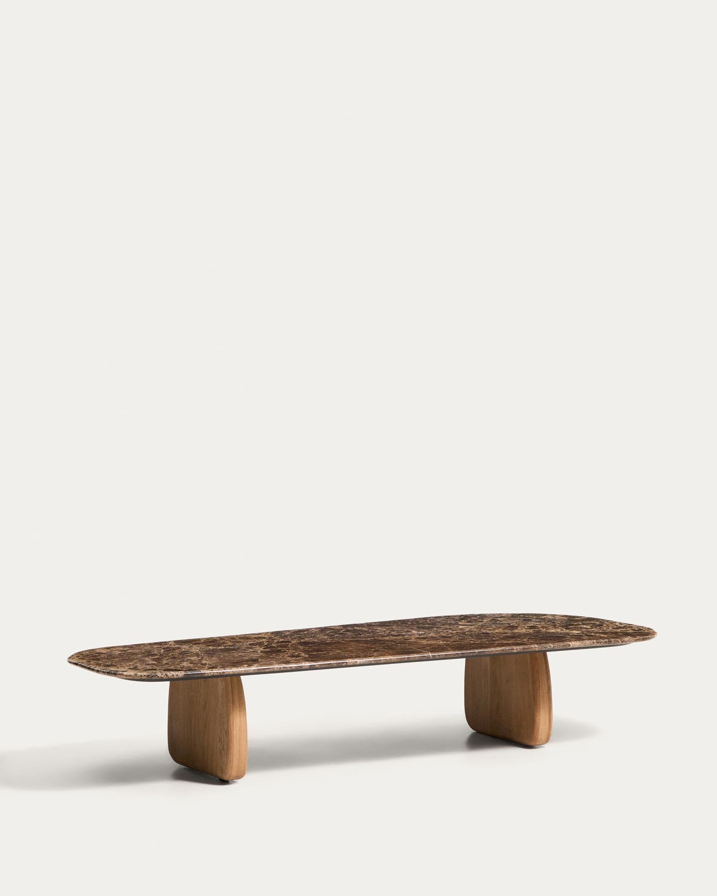 Couchtisch Pirita aus braunem Marmor mit Beinen aus massivem Eichenholz mit naturfarbenem Finish, 147 x 65 cm, FSC 100 % in Braun präsentiert im Onlineshop von KAQTU Design AG. Couchtisch ist von Kave Home