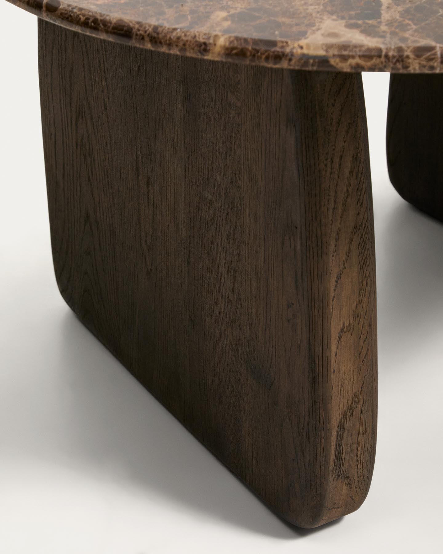 Beistelltisch Pirita aus braunem Marmor mit Beinen aus massivem Eichenholz mit dunklem Finish, 71 x 70 cm, FSC 100 % in Braun präsentiert im Onlineshop von KAQTU Design AG. Beistelltisch ist von Kave Home