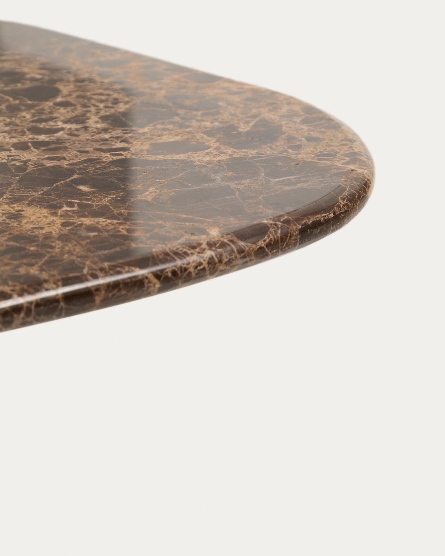 Beistelltisch Pirita aus braunem Marmor mit Beinen aus massivem Eichenholz mit dunklem Finish, 71 x 70 cm, FSC 100 % in Braun präsentiert im Onlineshop von KAQTU Design AG. Beistelltisch ist von Kave Home