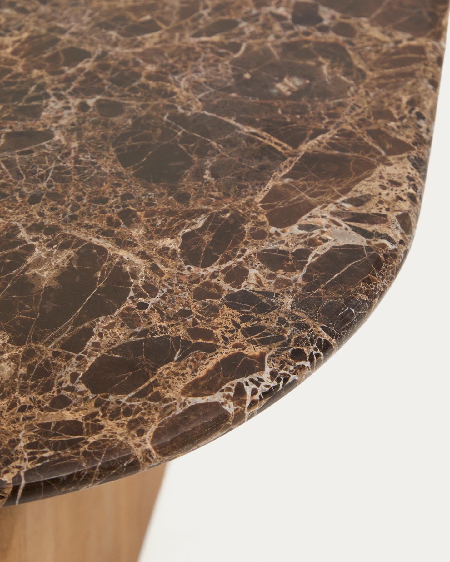 Beistelltisch Pirita aus braunem Marmor mit Beinen aus massivem Eichenholz mit naturfarbenem Finish, 71 x 70 cm, FSC 100 % in Braun präsentiert im Onlineshop von KAQTU Design AG. Beistelltisch ist von Kave Home