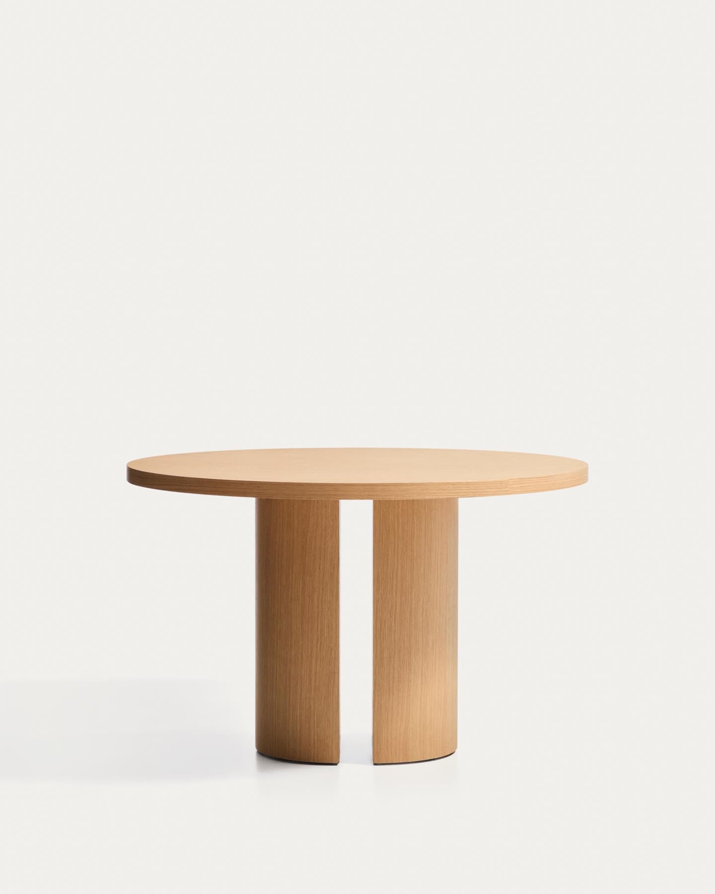 Nealy runder Tisch aus Eichenfurnier mit naturfarbenem Finish Ø 120 cm in Braun präsentiert im Onlineshop von KAQTU Design AG. Esstisch ist von Kave Home
