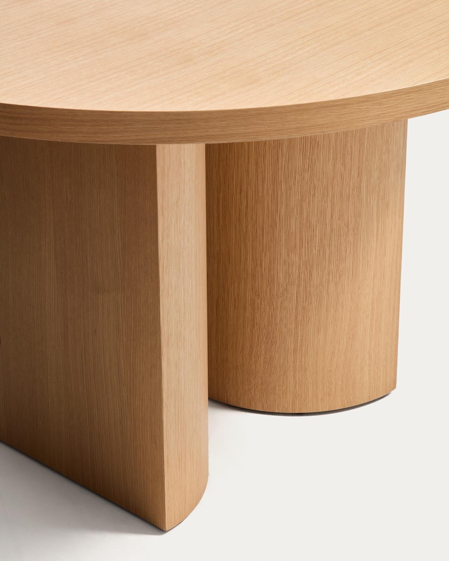 Nealy runder Tisch aus Eichenfurnier mit naturfarbenem Finish Ø 120 cm in Braun präsentiert im Onlineshop von KAQTU Design AG. Esstisch ist von Kave Home