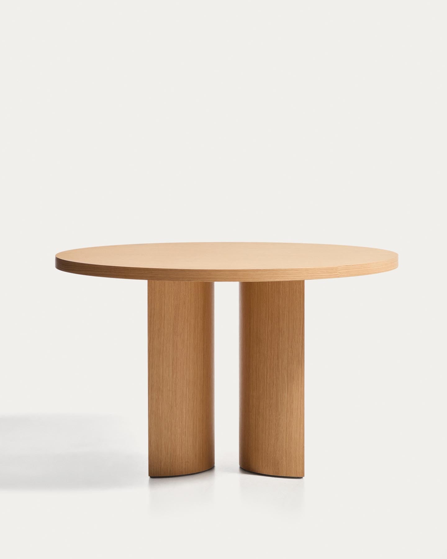 Nealy runder Tisch aus Eichenfurnier mit naturfarbenem Finish Ø 120 cm in Braun präsentiert im Onlineshop von KAQTU Design AG. Esstisch ist von Kave Home