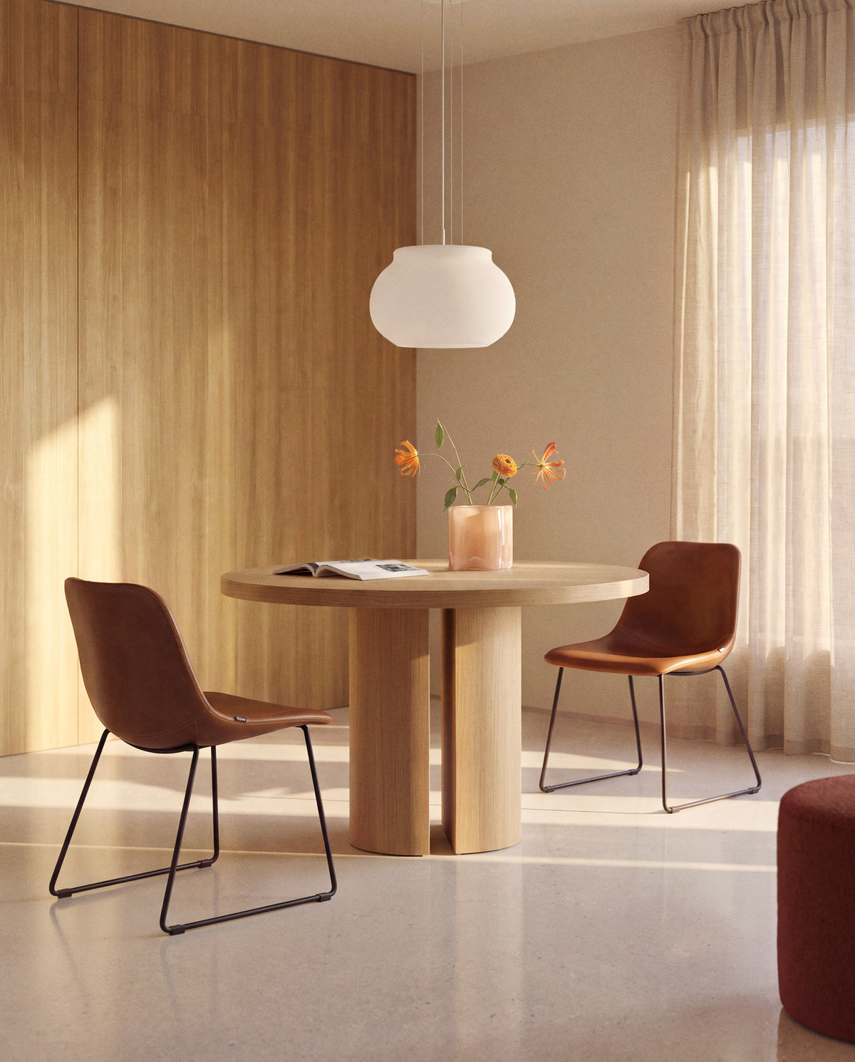 Nealy runder Tisch aus Eichenfurnier mit naturfarbenem Finish Ø 120 cm in Braun präsentiert im Onlineshop von KAQTU Design AG. Esstisch ist von Kave Home