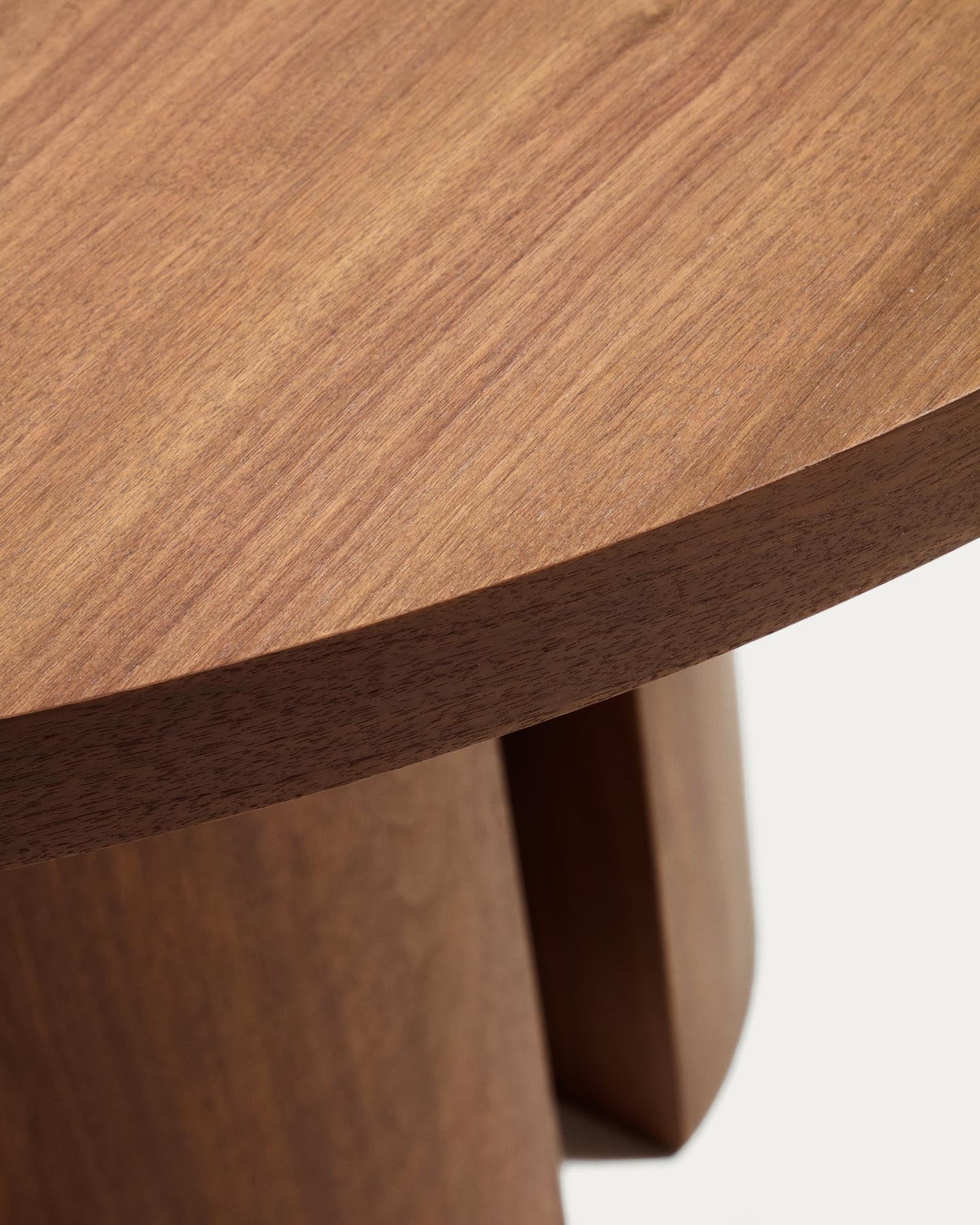 Nealy runder Tisch aus Nussbaumfurnier mit dunklem Finish Ø 120 cm in Dunkelbraun präsentiert im Onlineshop von KAQTU Design AG. Esstisch ist von Kave Home