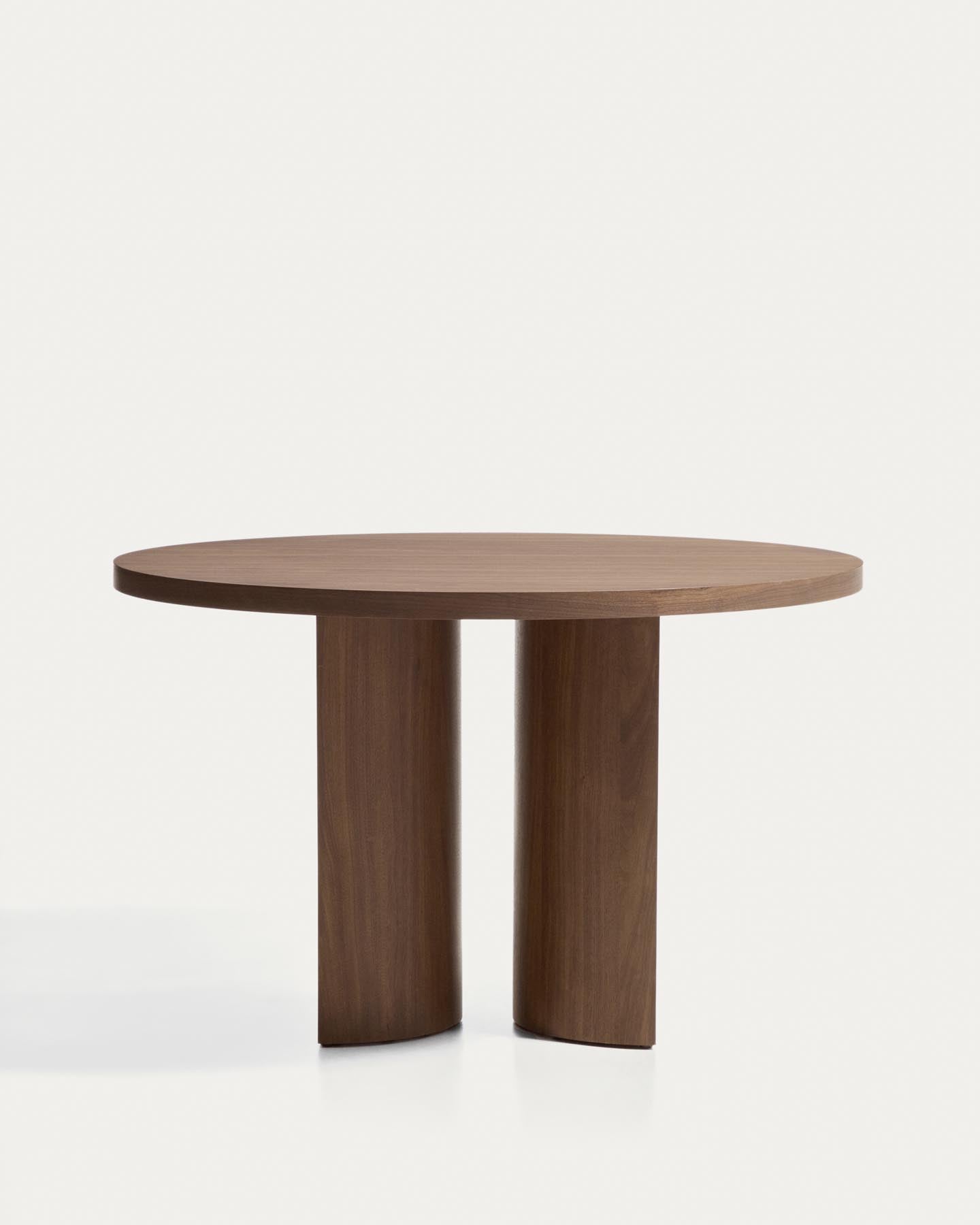 Nealy runder Tisch aus Nussbaumfurnier mit dunklem Finish Ø 120 cm in Dunkelbraun präsentiert im Onlineshop von KAQTU Design AG. Esstisch ist von Kave Home
