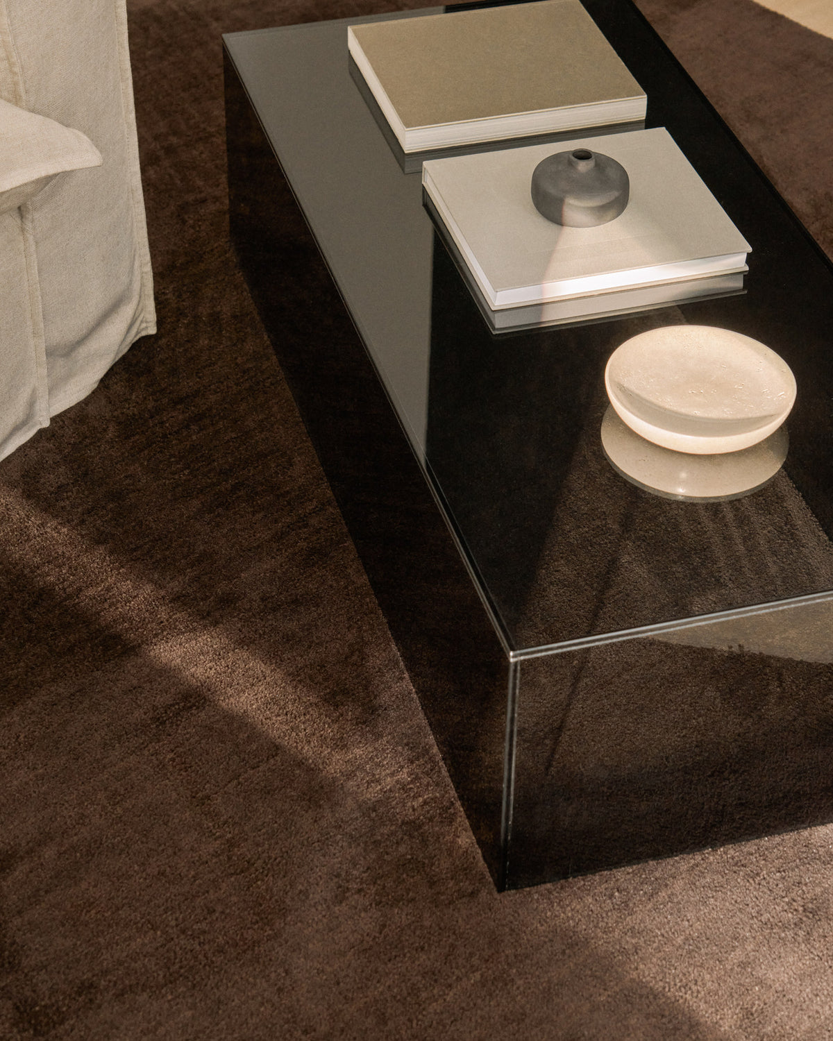 Couchtisch Orlia aus gehärtetem Glas in Dunkelgrau, 110 x 50 cm in Dunkelgrau präsentiert im Onlineshop von KAQTU Design AG. Couchtisch ist von Kave Home