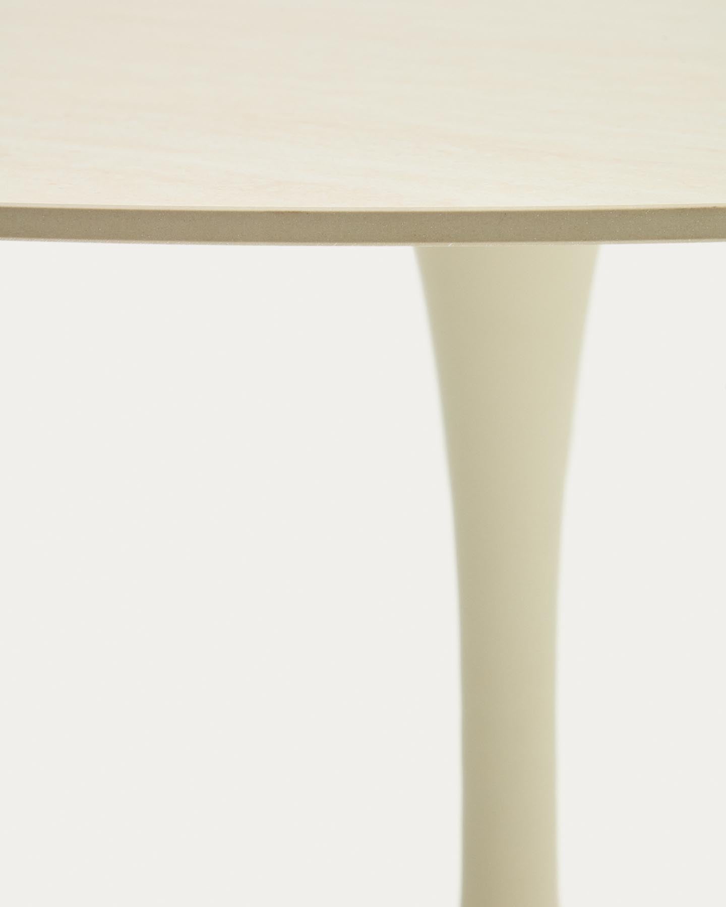 Runder Tisch Vedira aus ecrufarbener Keramik und beigem Stahl Ø 120 cm in Beige präsentiert im Onlineshop von KAQTU Design AG. Esstisch ist von Kave Home
