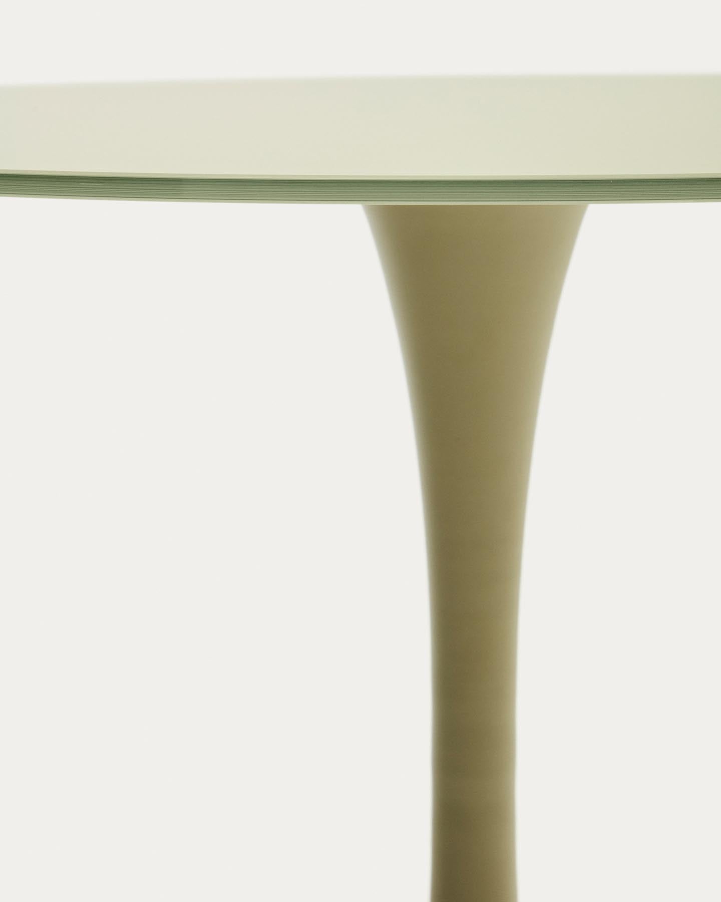 Runder Tisch Vedira aus Glas und grünem Stahl Ø 90 cm in Hellgrün präsentiert im Onlineshop von KAQTU Design AG. Esstisch ist von Kave Home