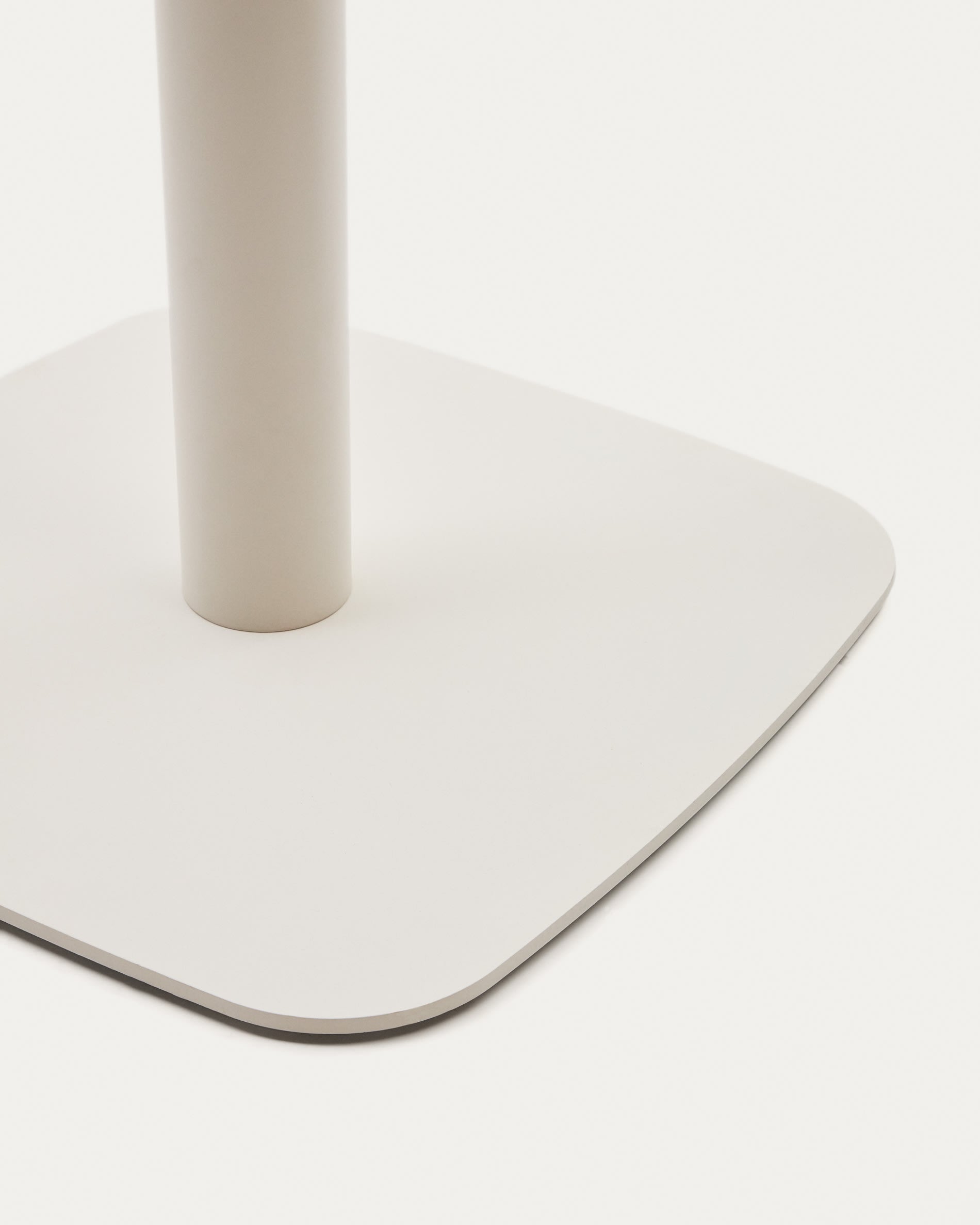 Entdecken Sie das elegante Dina Stehtischbein von Kave Home: Hochwertiges, wetterfestes Metall in Weiß für stilvolle Hochtische im Freien.