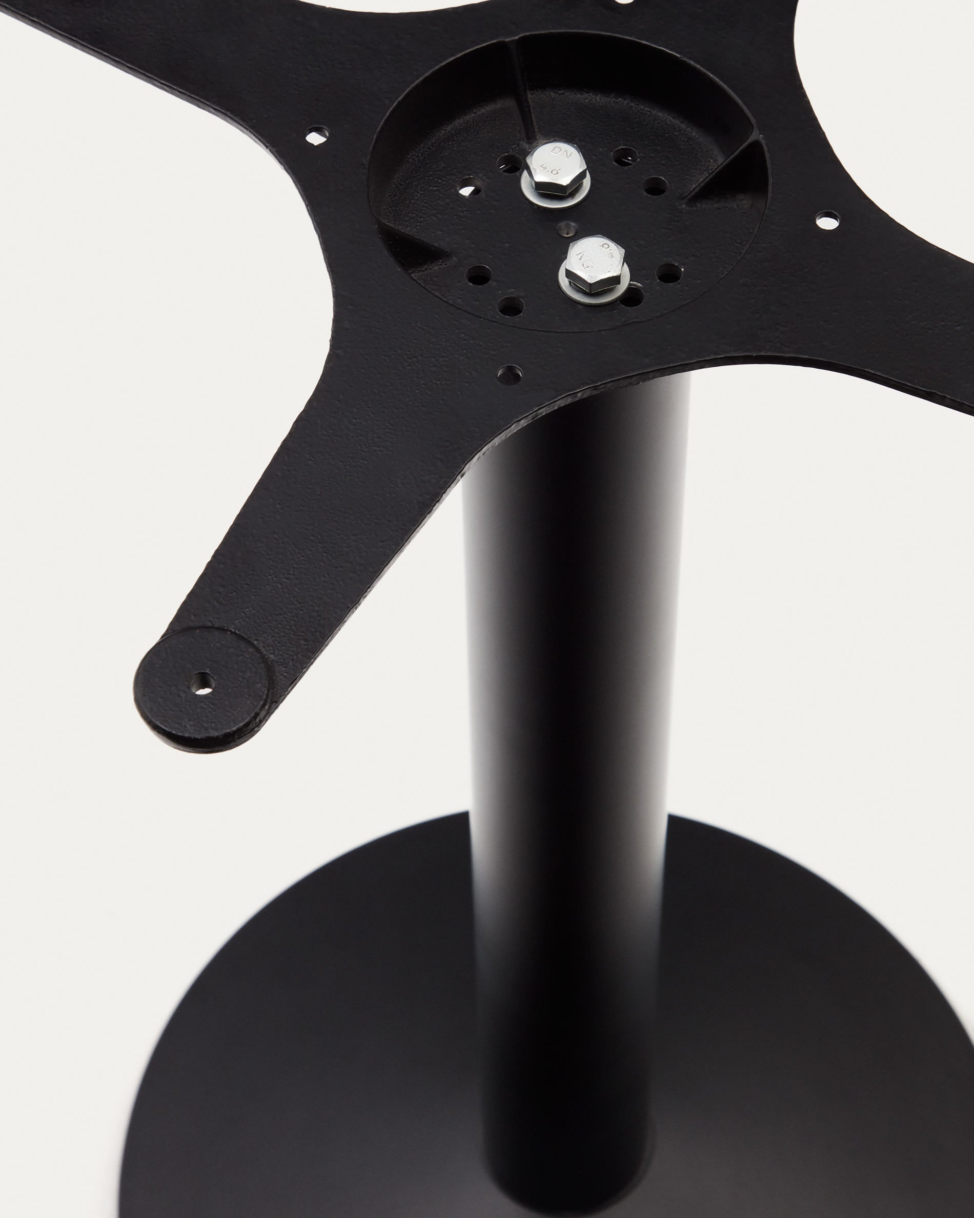 Stilvolles Esilda Stehtischbein mit großem, runden Sockel aus lackiertem Metall. Ideal für langlebige, elegante Hochtische im Außenbereich.