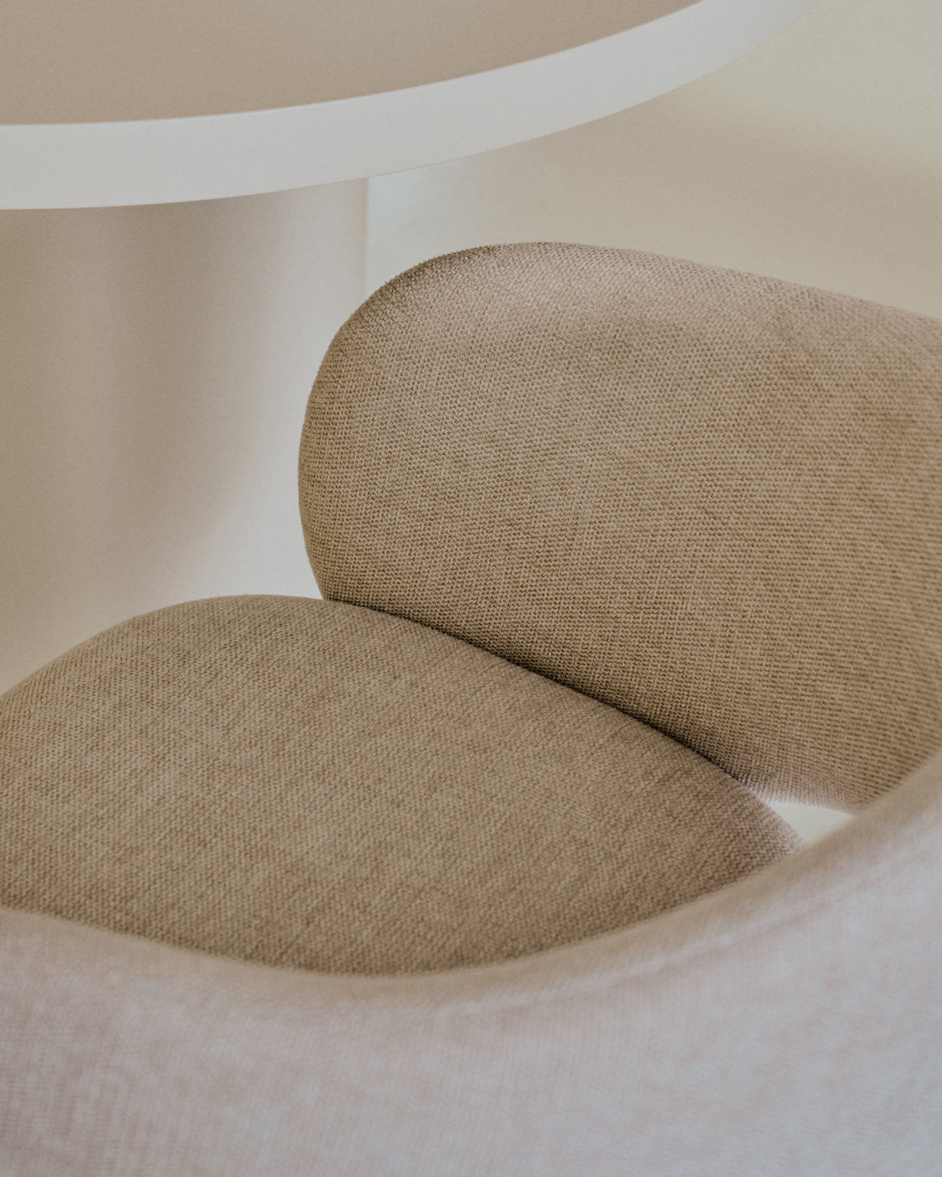 Eleganter Tisch Nealy aus MDF mit eierschalfarbenem Finish, 240x100 cm, modernes Design, ideal für stilvolle Wohnräume.