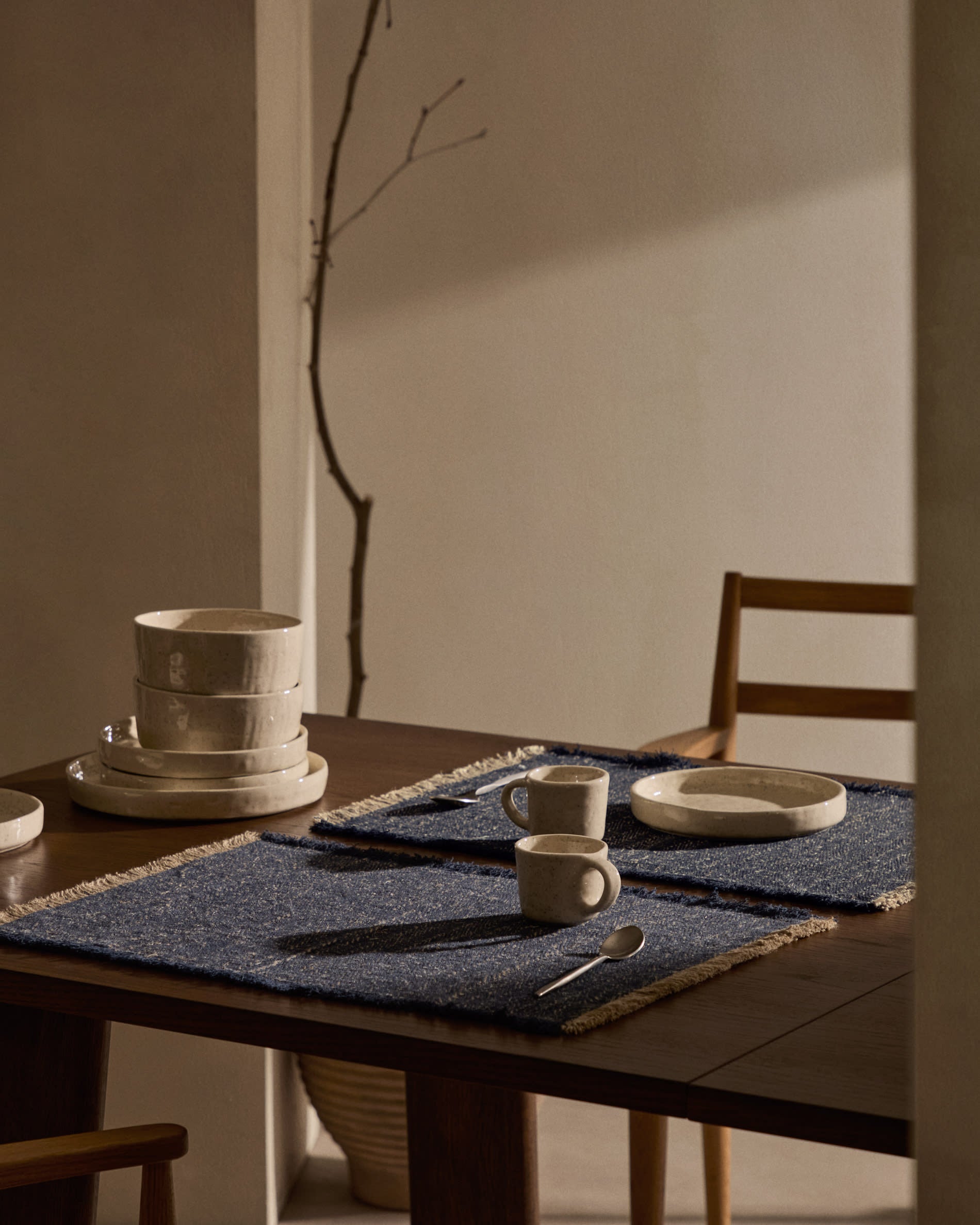 Der Sashi Tisch aus robustem Teakholz (220 x 100 cm) bietet stilvolle Eleganz und ist perfekt für gesellige Runden in jedem Esszimmer.