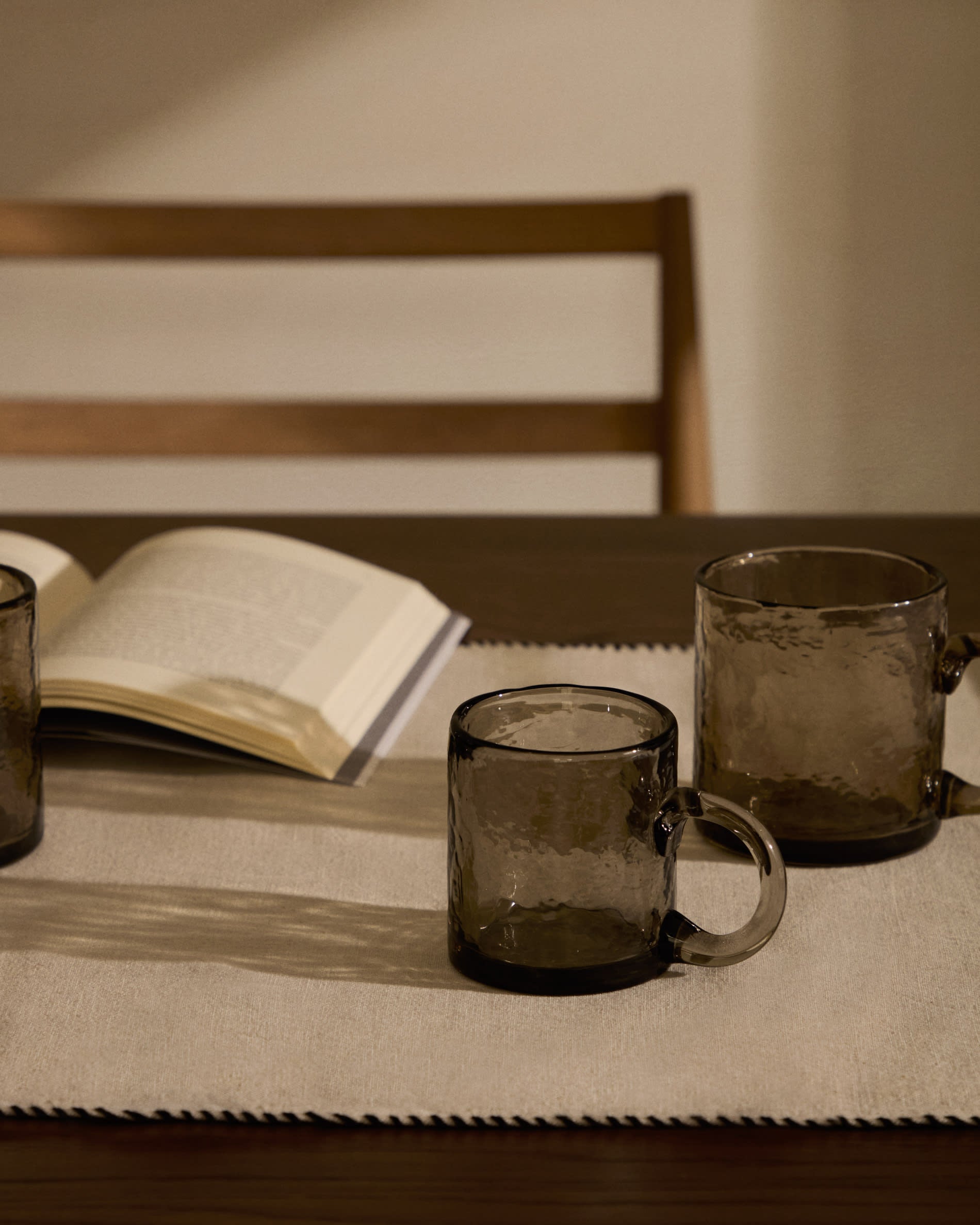 Der Sashi Tisch aus robustem Teakholz (220 x 100 cm) bietet stilvollen Platz für gesellige Runden und bringt natürliche Schönheit in Ihr Zuhause.